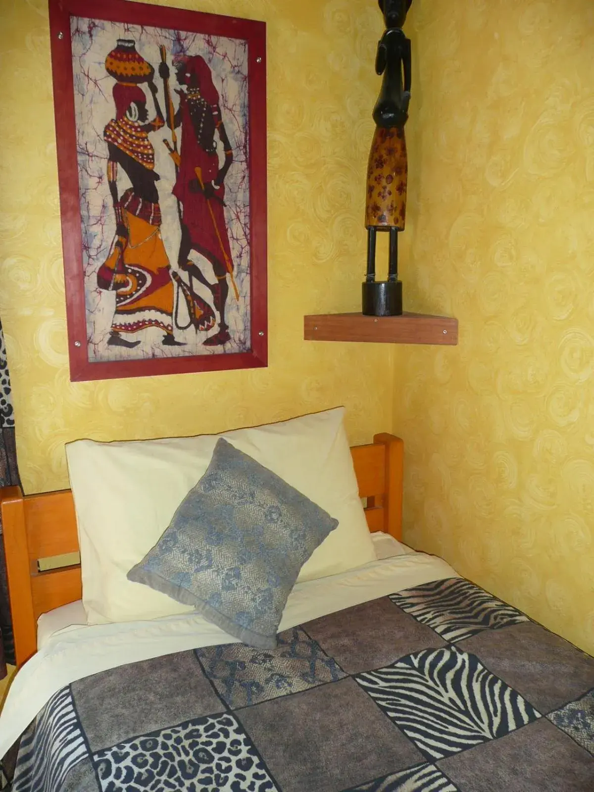 Single Room with Shared Bathroom in Global Village Travellers Lodge Single Room with Shared Bathroom in Global Village Travellers Lodge