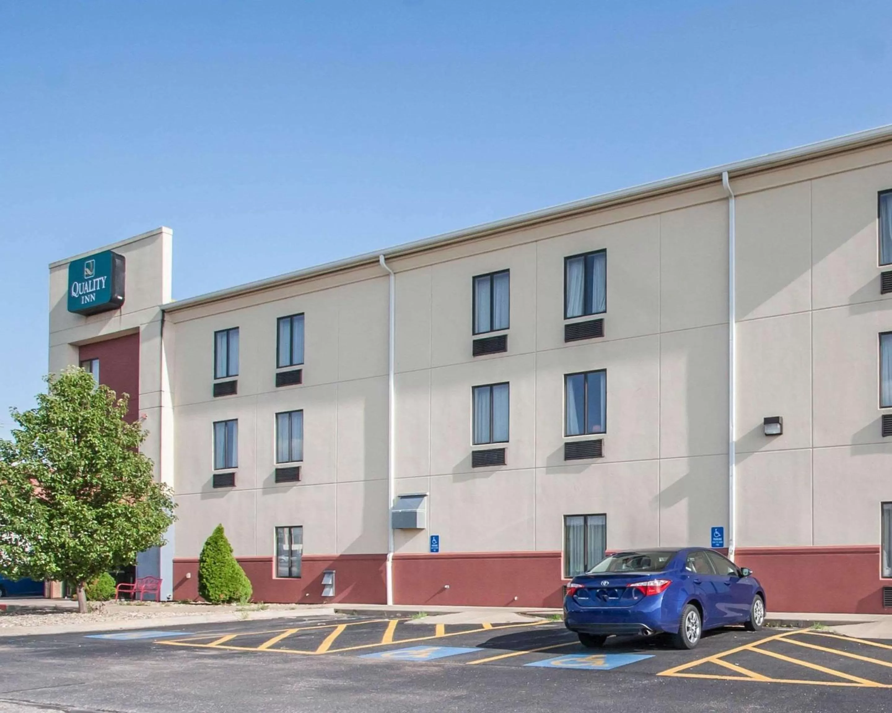 Property building in Quality Inn Joplin I-44