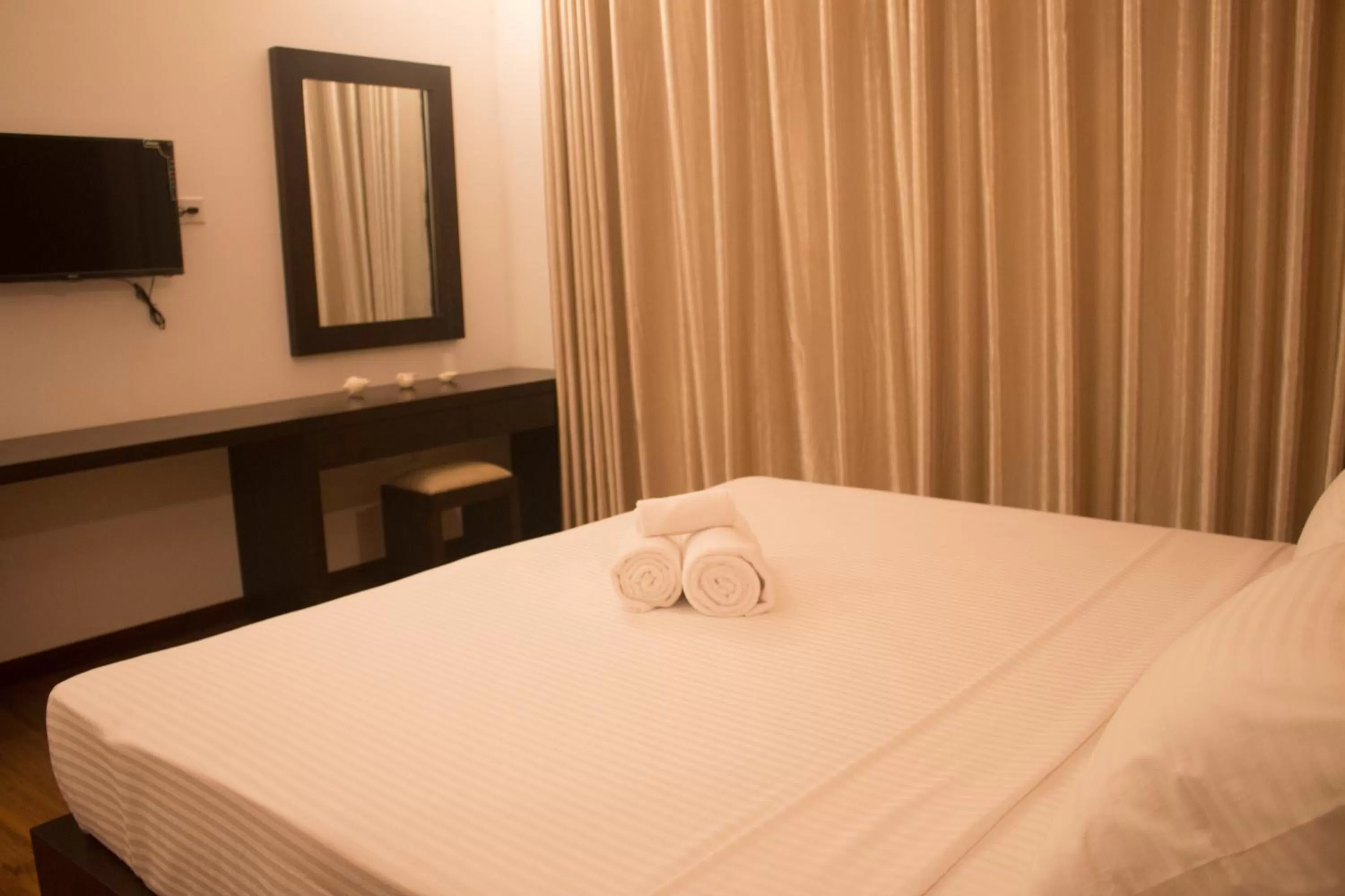 Bedroom, Bed in The Suite 262