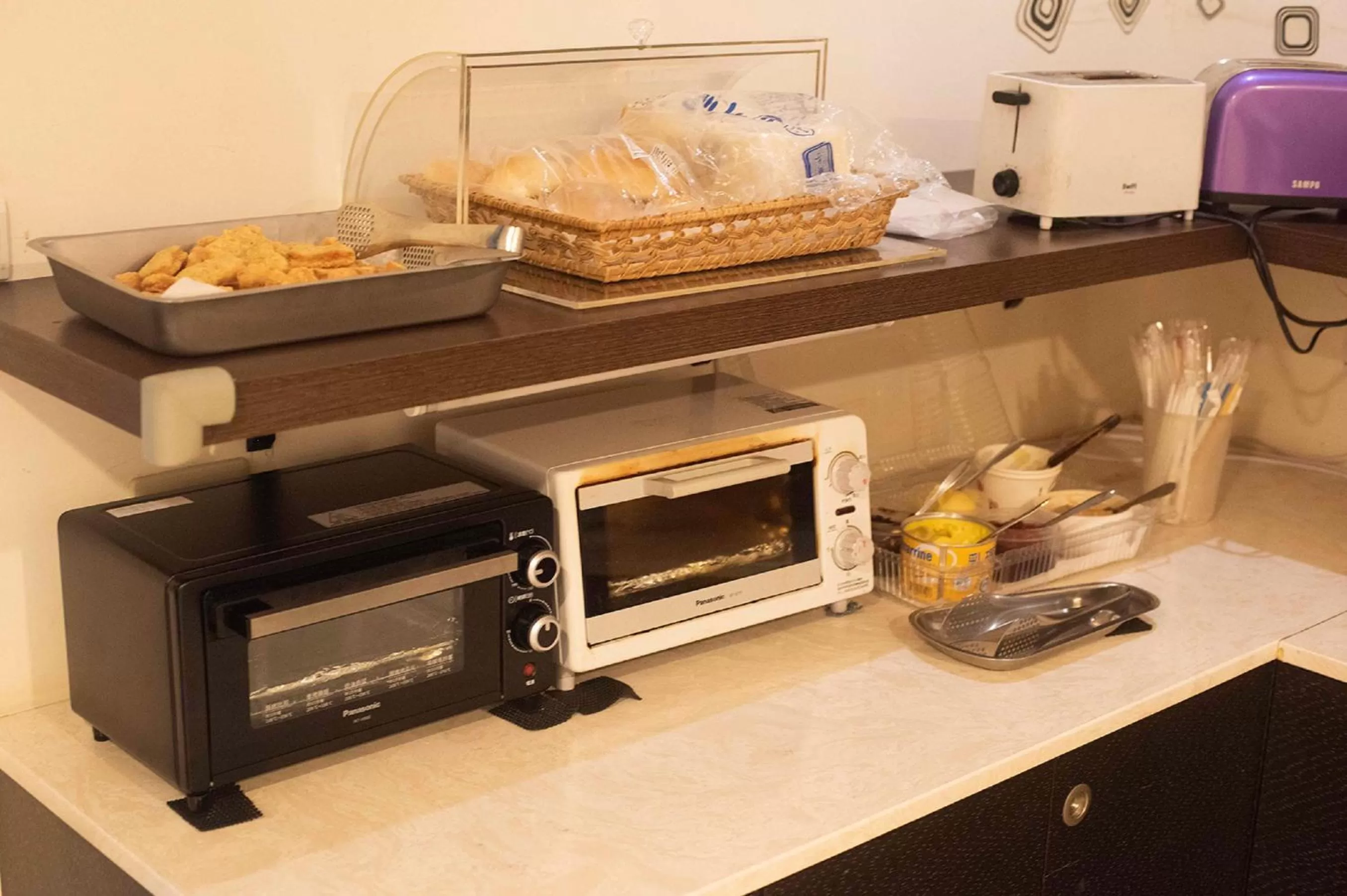 Buffet breakfast, Kitchen/Kitchenette in Discovery Motel - Yanping