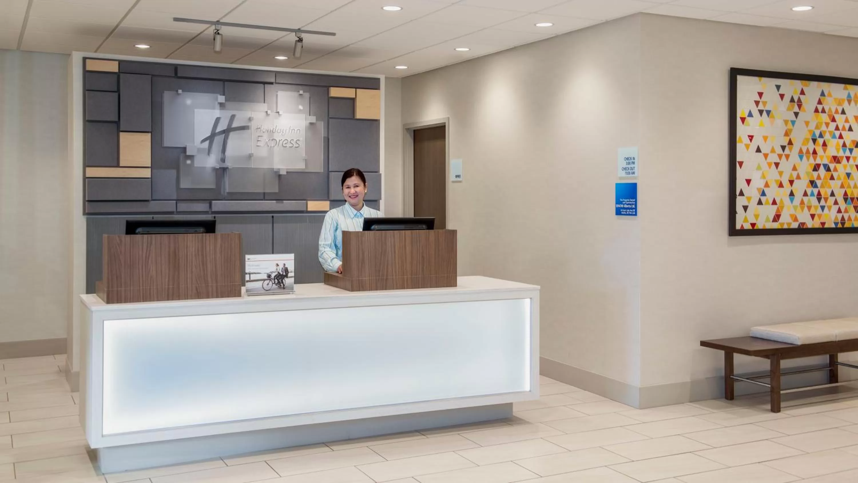 Lobby or reception in Holiday Inn Express Airdrie by IHG