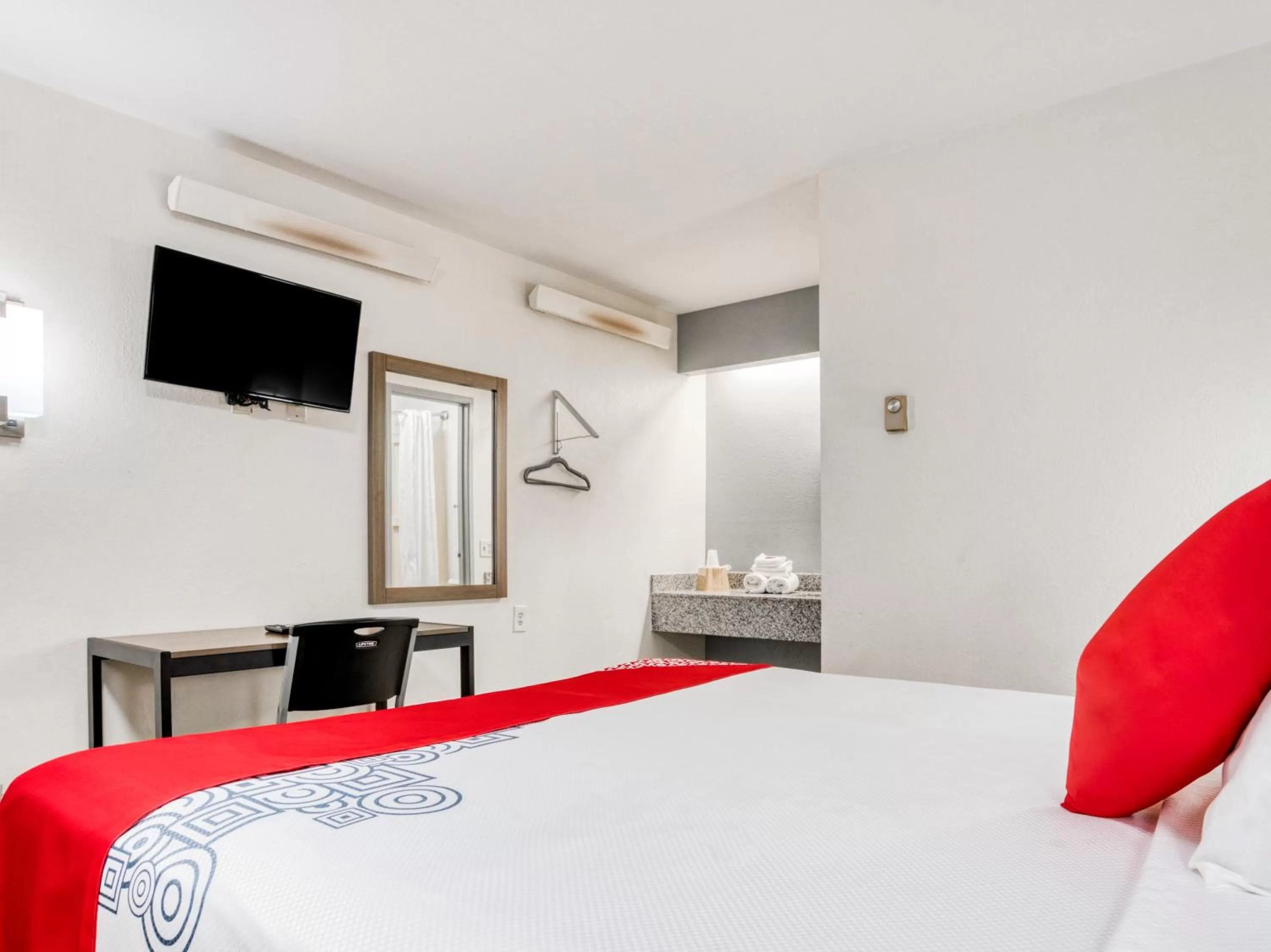 Bedroom, Bed in Dallas Love Field Inn