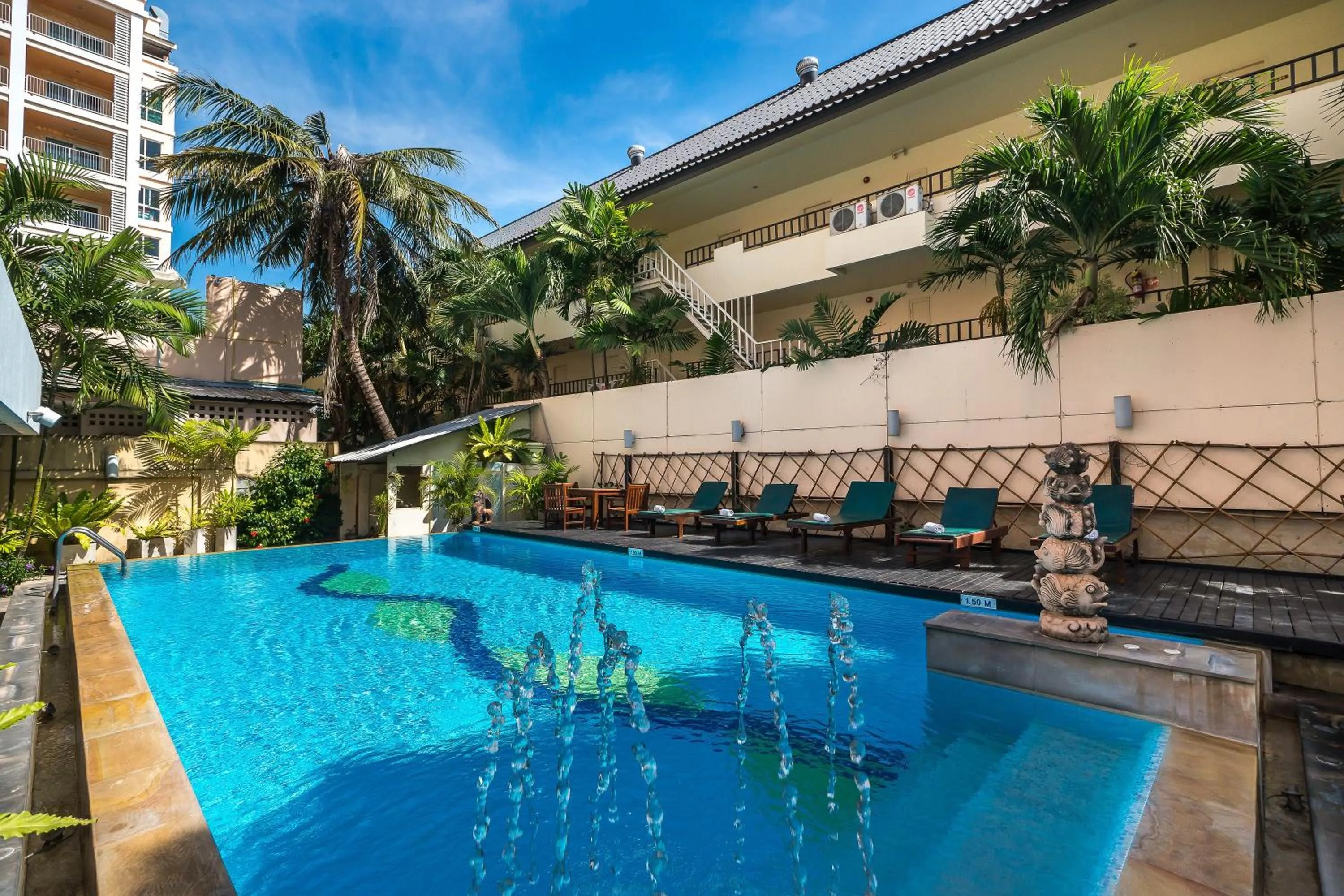 Swimming pool in Bella Villa Metro