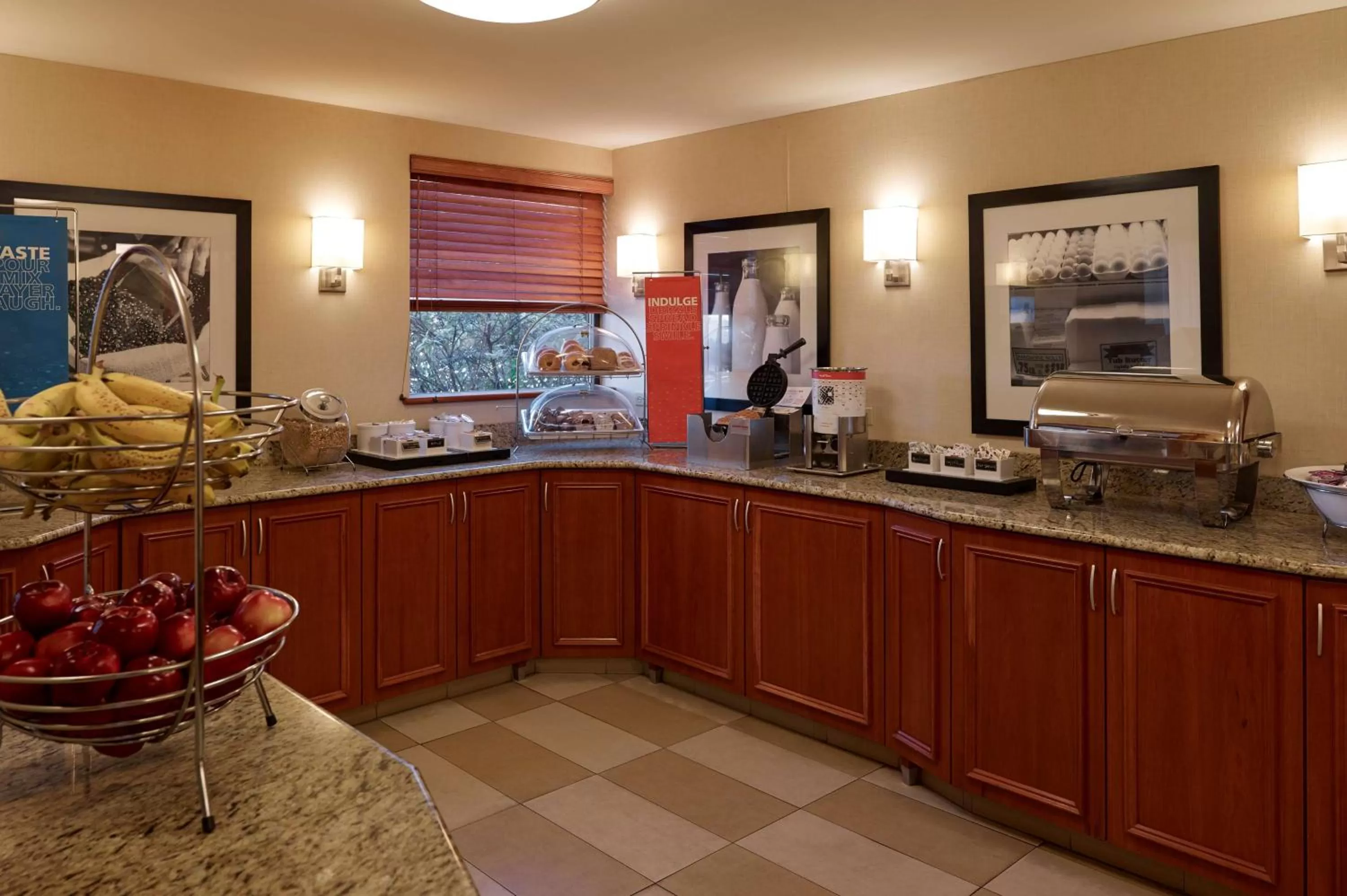 Dining area in Hampton Inn Portland-Airport