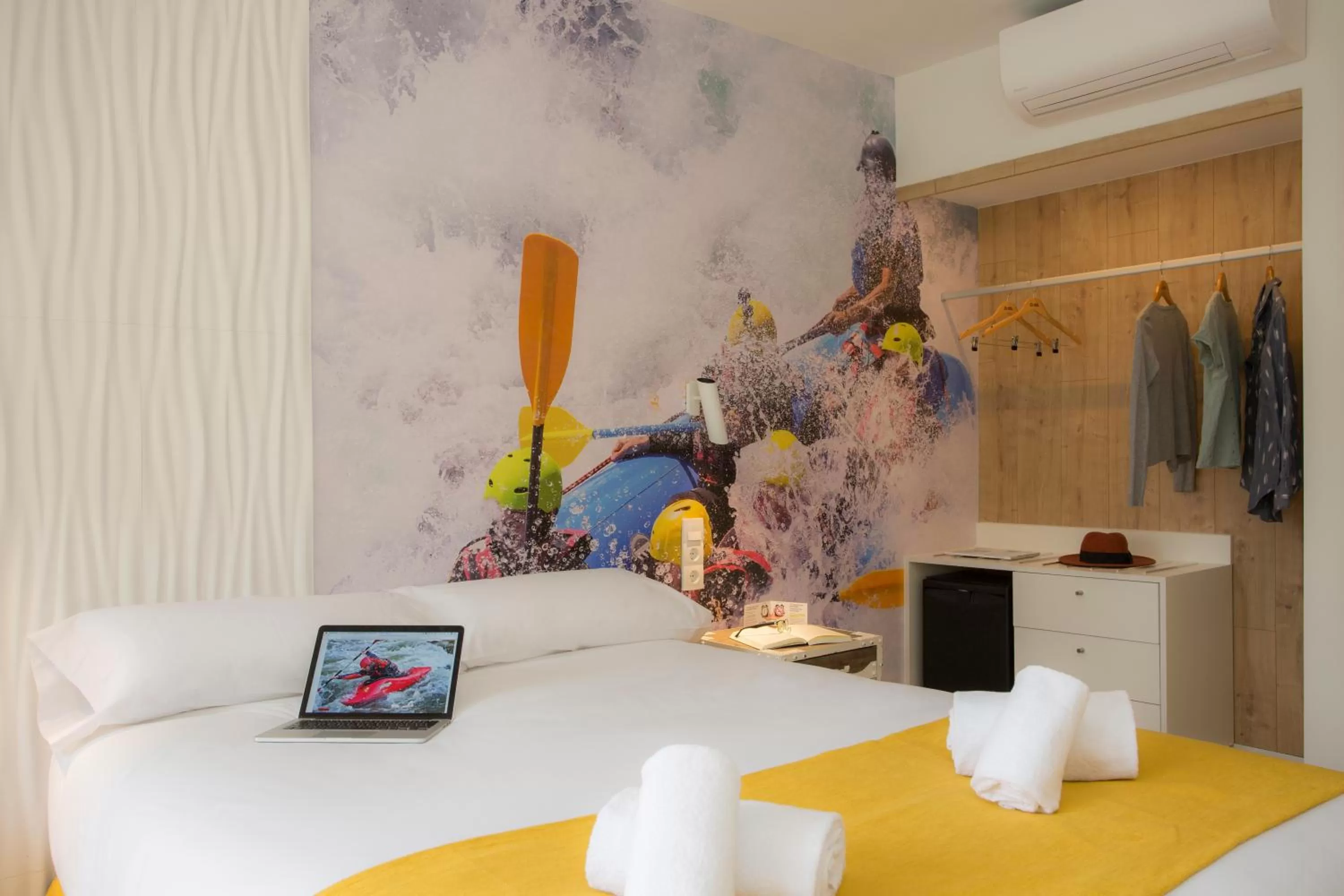 Decorative detail, Bed in Casual de las Olas San Sebastián