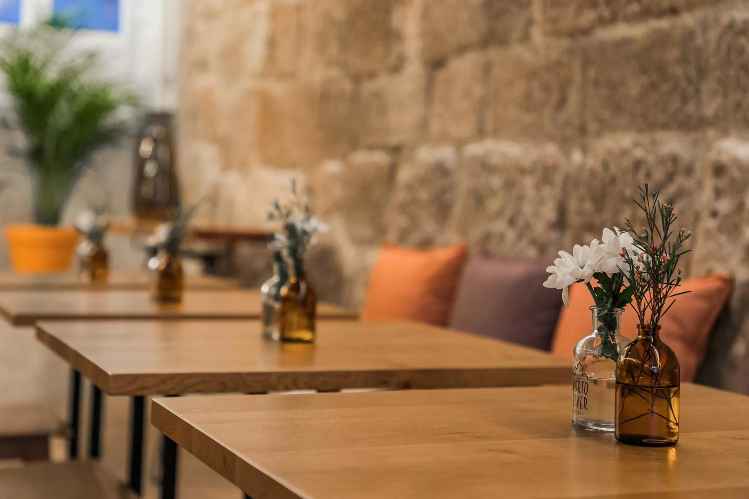 Restaurant/places to eat in Porto River Infante