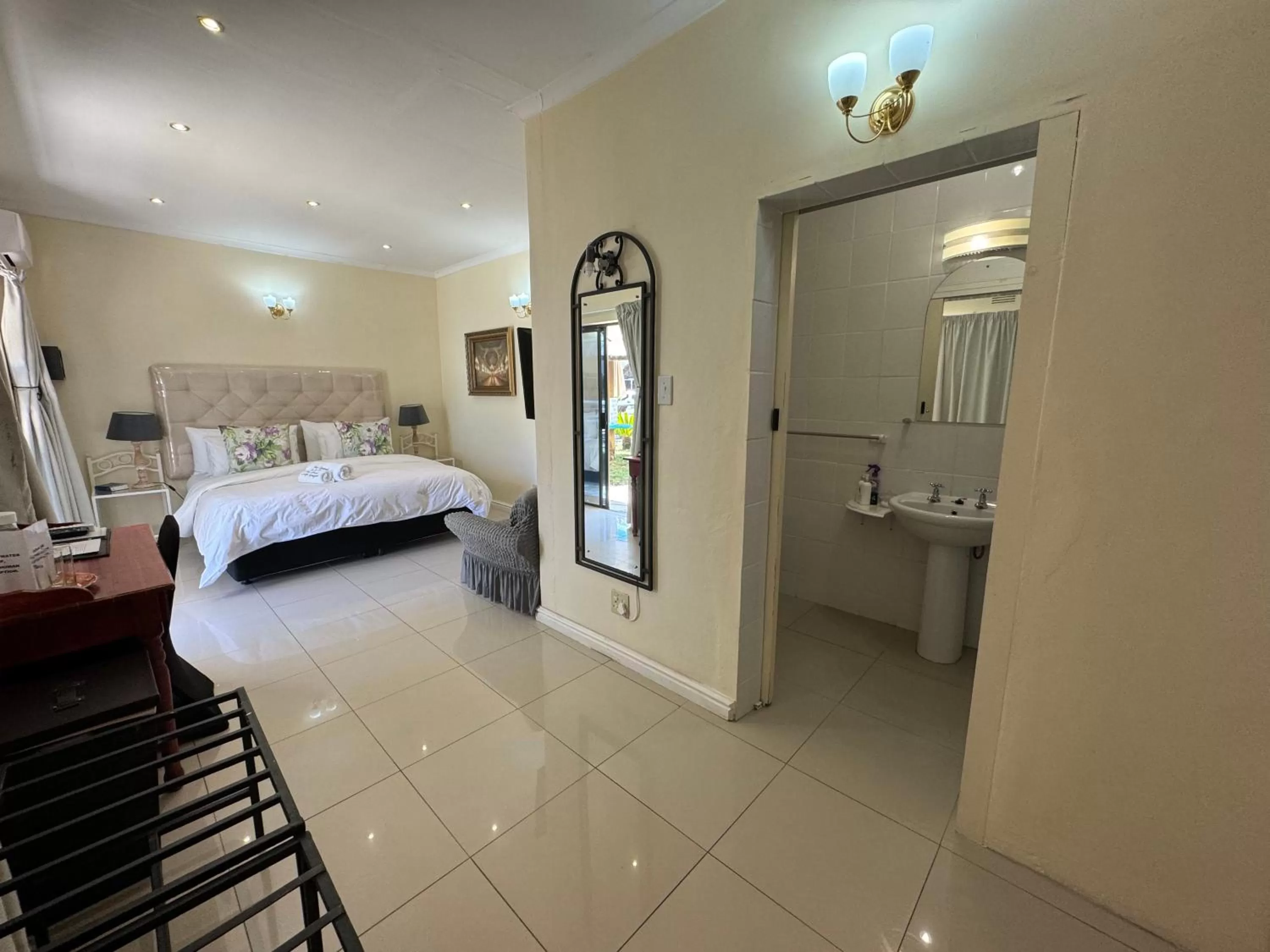 Bed in Blue Diamond Lodge & Spa