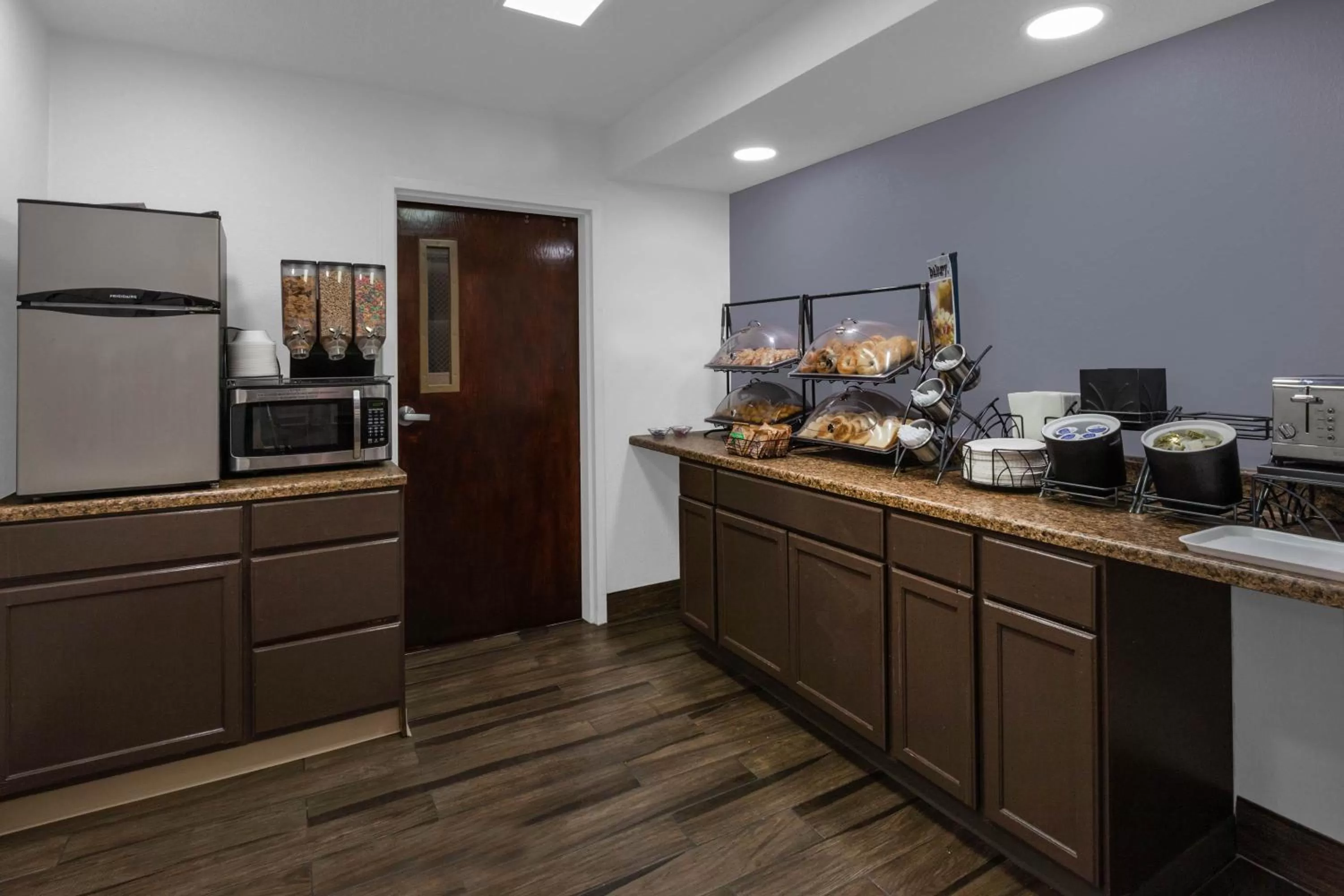 Coffee/tea facilities in Microtel Inn Suite by Wyndham BWI Airport