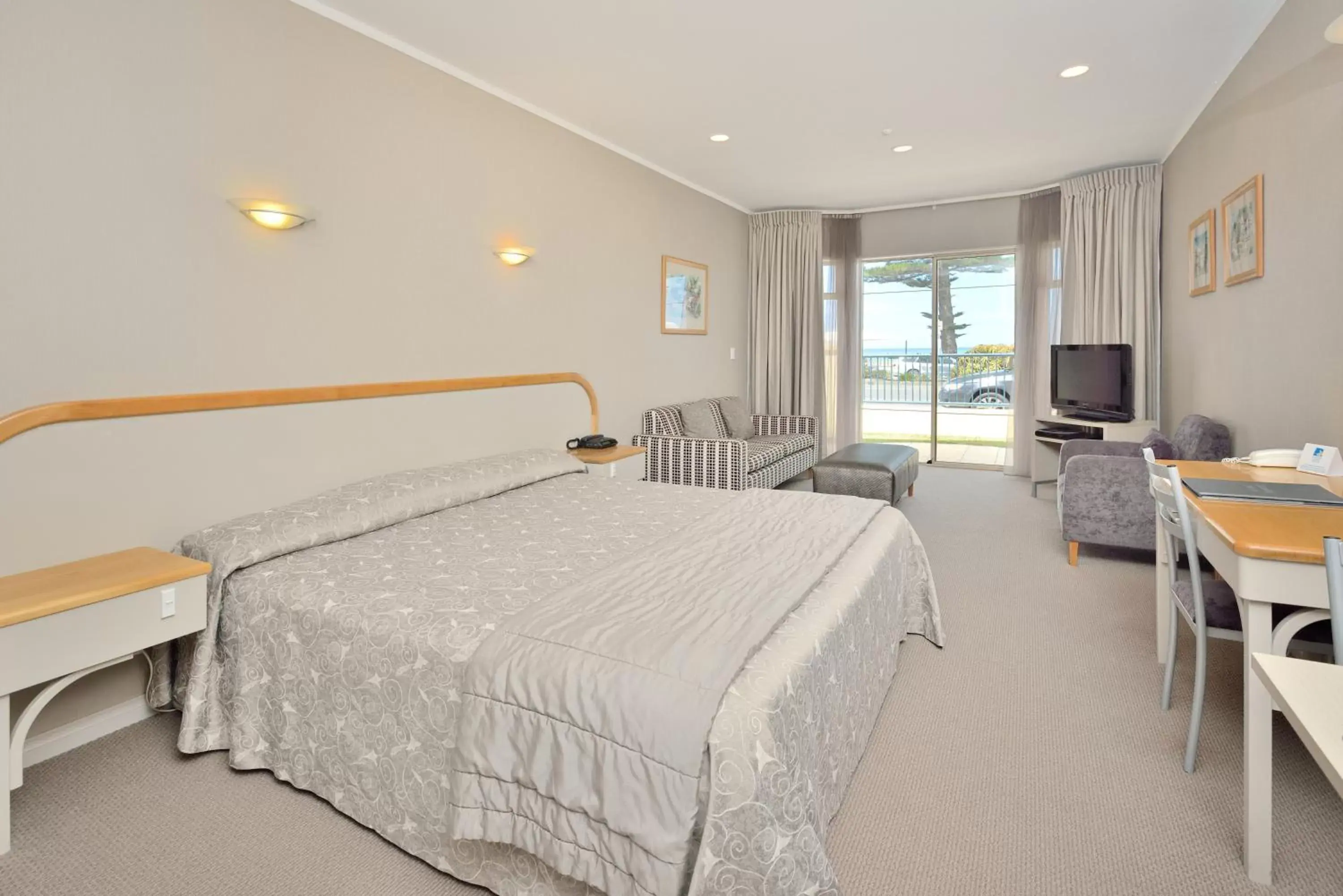 One-Bedroom Suite - Disability Access in Shoreline Motel One-Bedroom Suite - Disability Access in Shoreline Motel