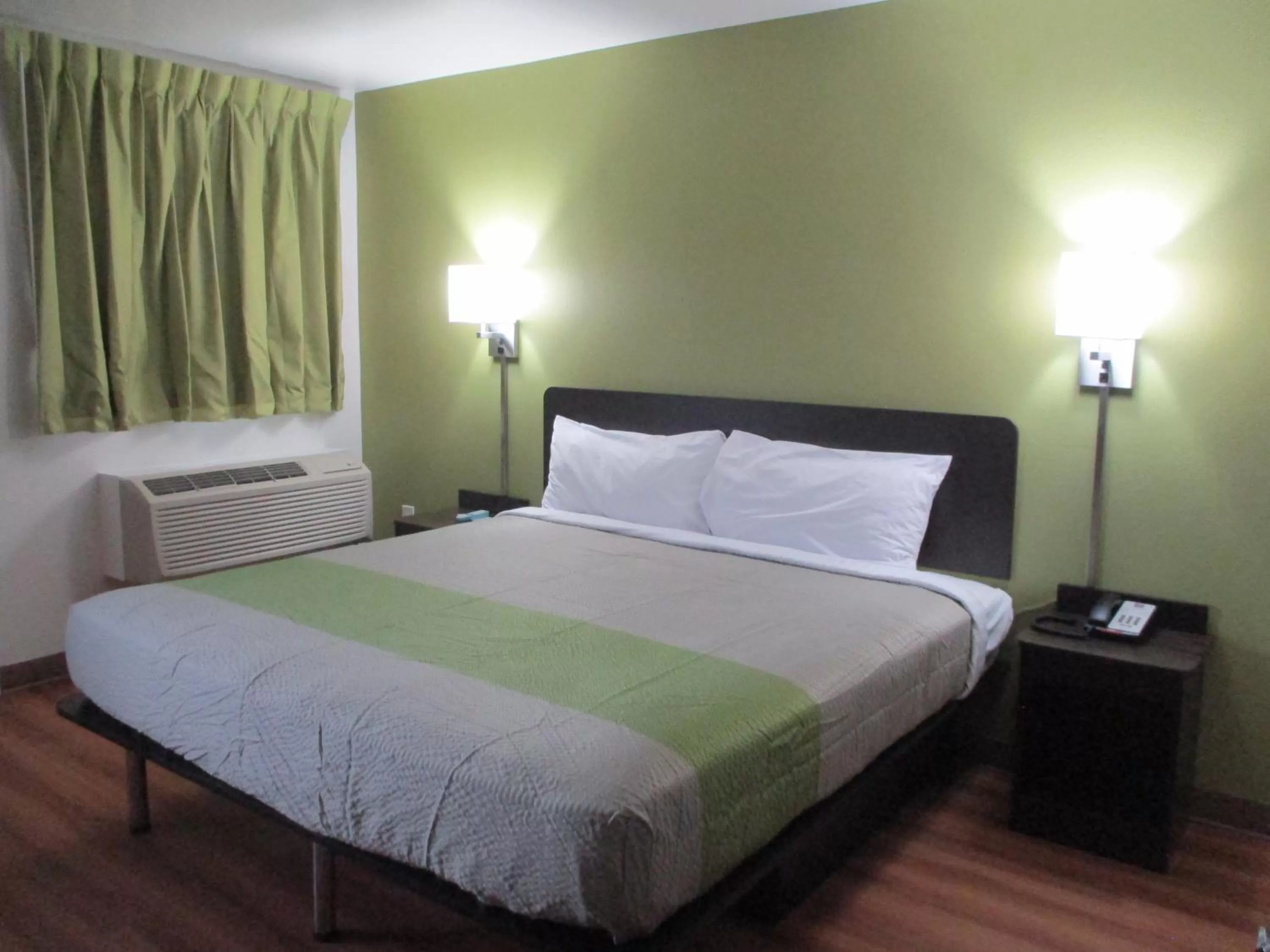 Photo of the whole room, Bed in Motel 6-North Olmsted, OH - Cleveland