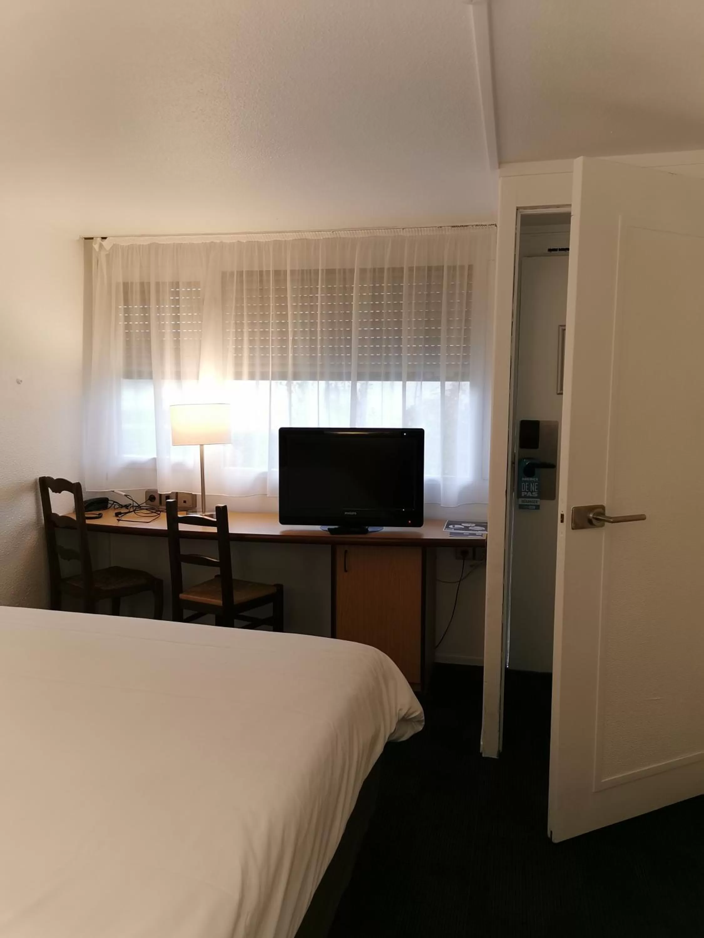 TV and multimedia, Bed in Kyriad Direct Lyon Sud - Chasse-Sur-Rhône