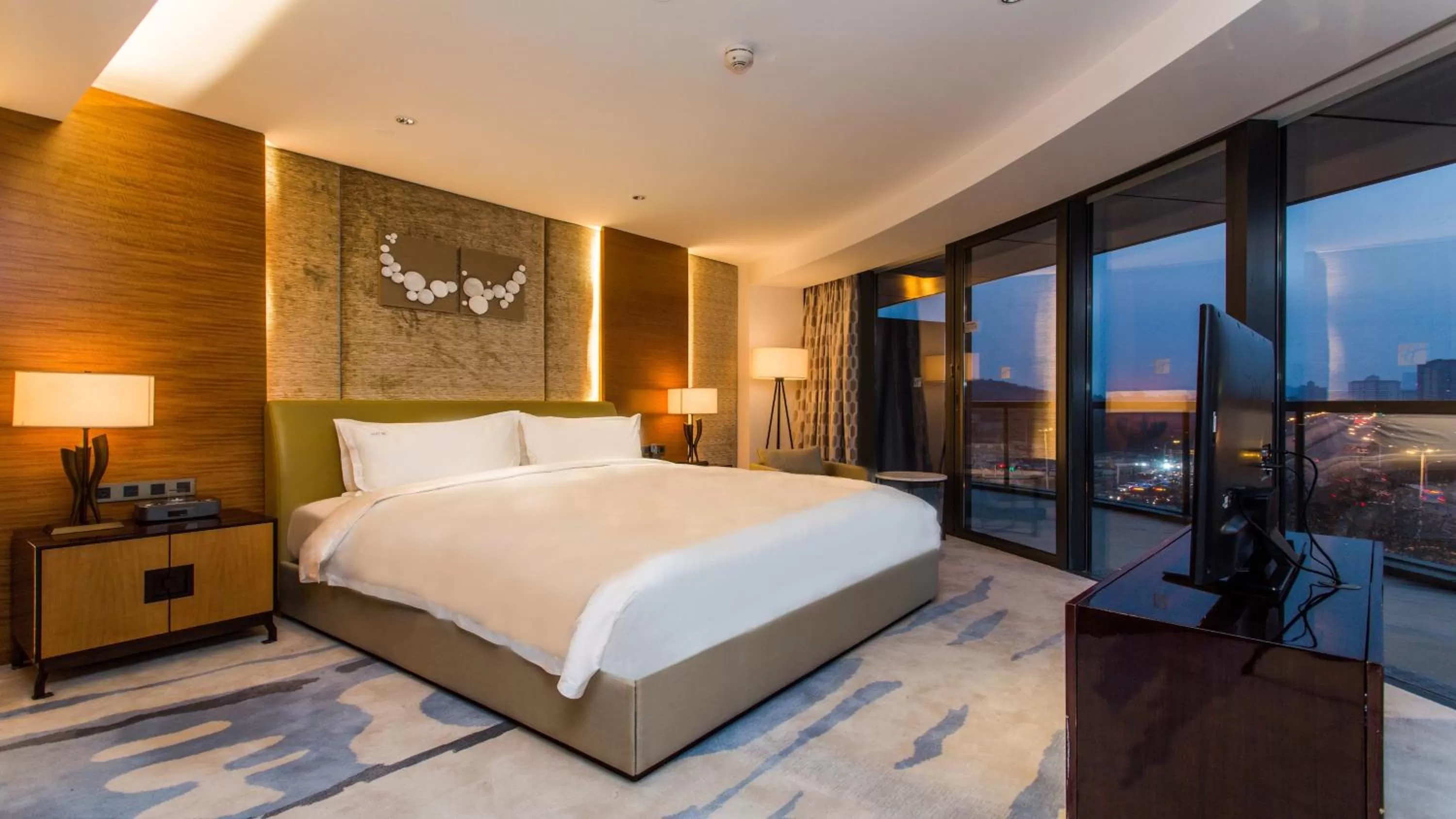 Photo of the whole room, Bed in Holiday Inn Nanjing Xuanwu Lake by IHG