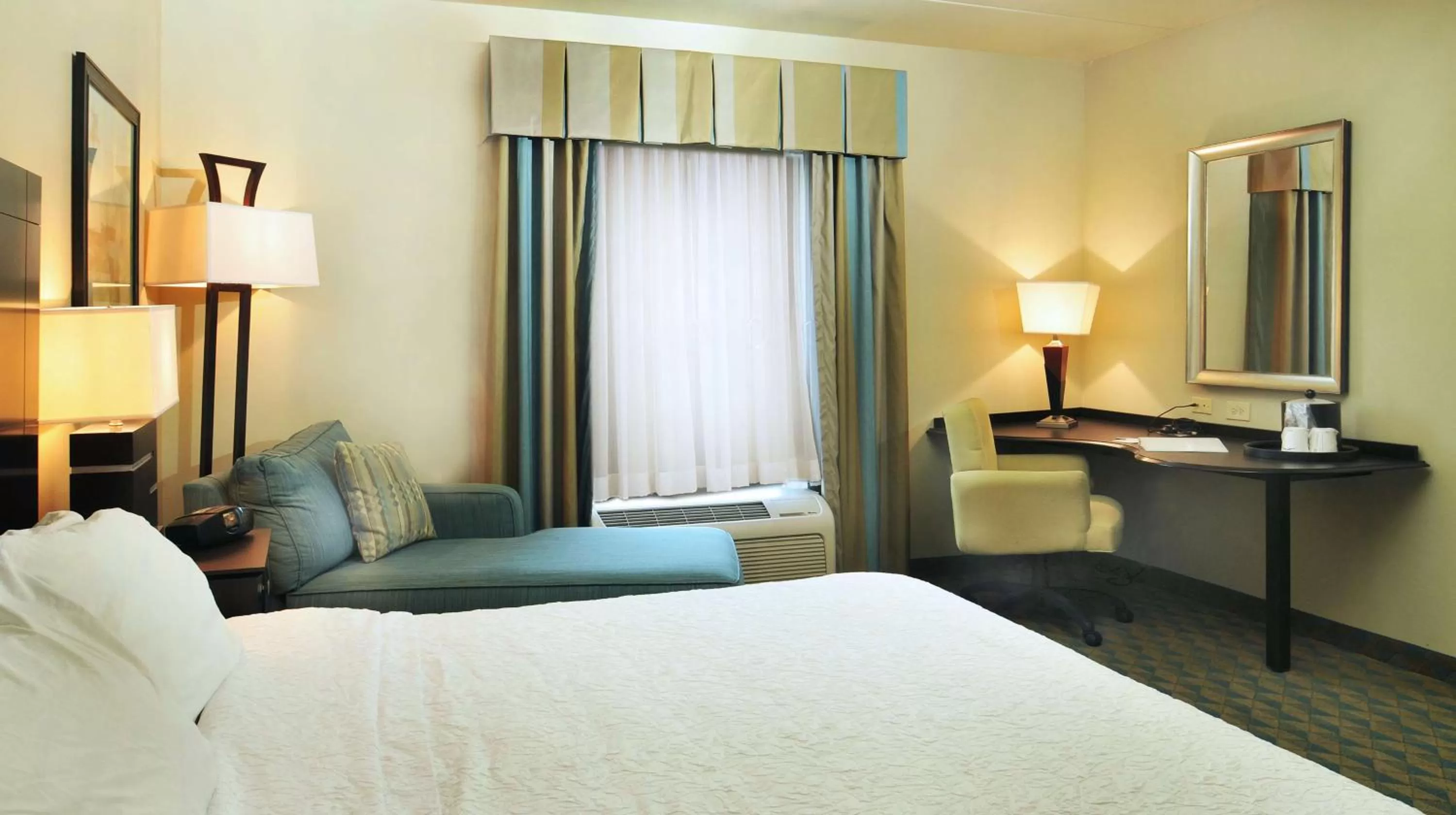 Bed in Hampton Inn Gadsden/Attalla Interstate 59