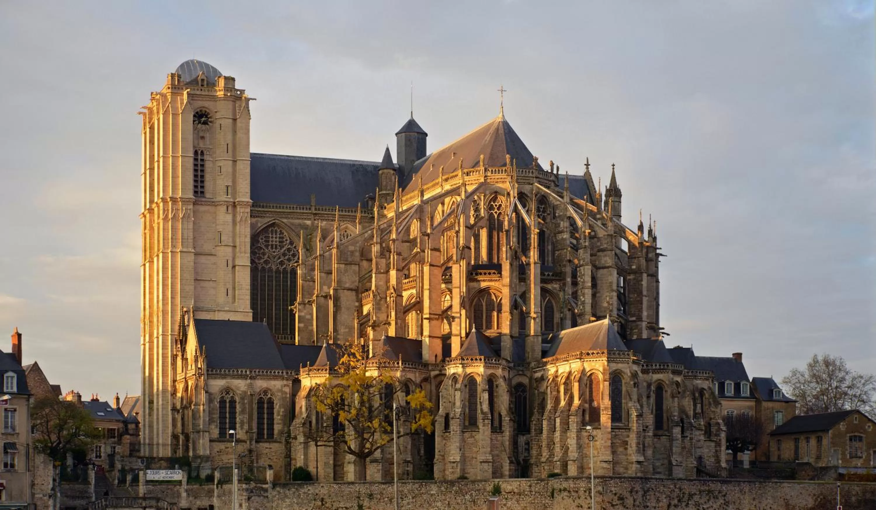 Nearby landmark in Hôtel des 4 continents - Le Mans