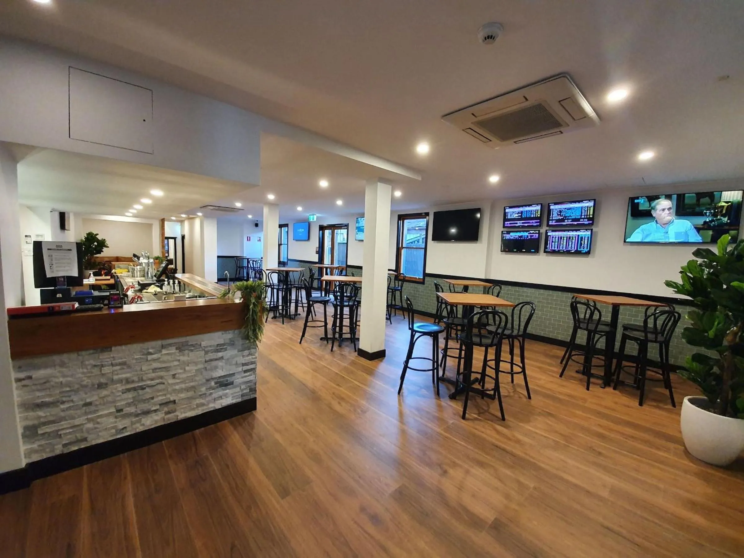 Lounge or bar in Empire Hotel Goulburn