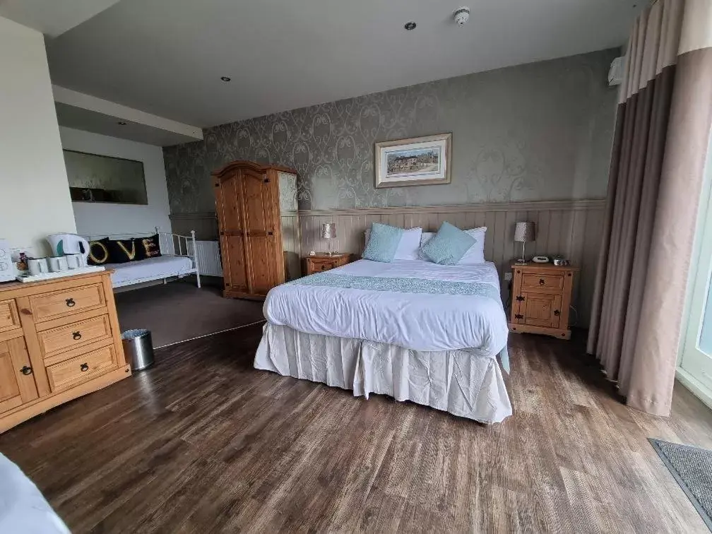 Deluxe Double or Twin Room in Ye Olde Fighting Cocks Deluxe Double or Twin Room in Ye Olde Fighting Cocks