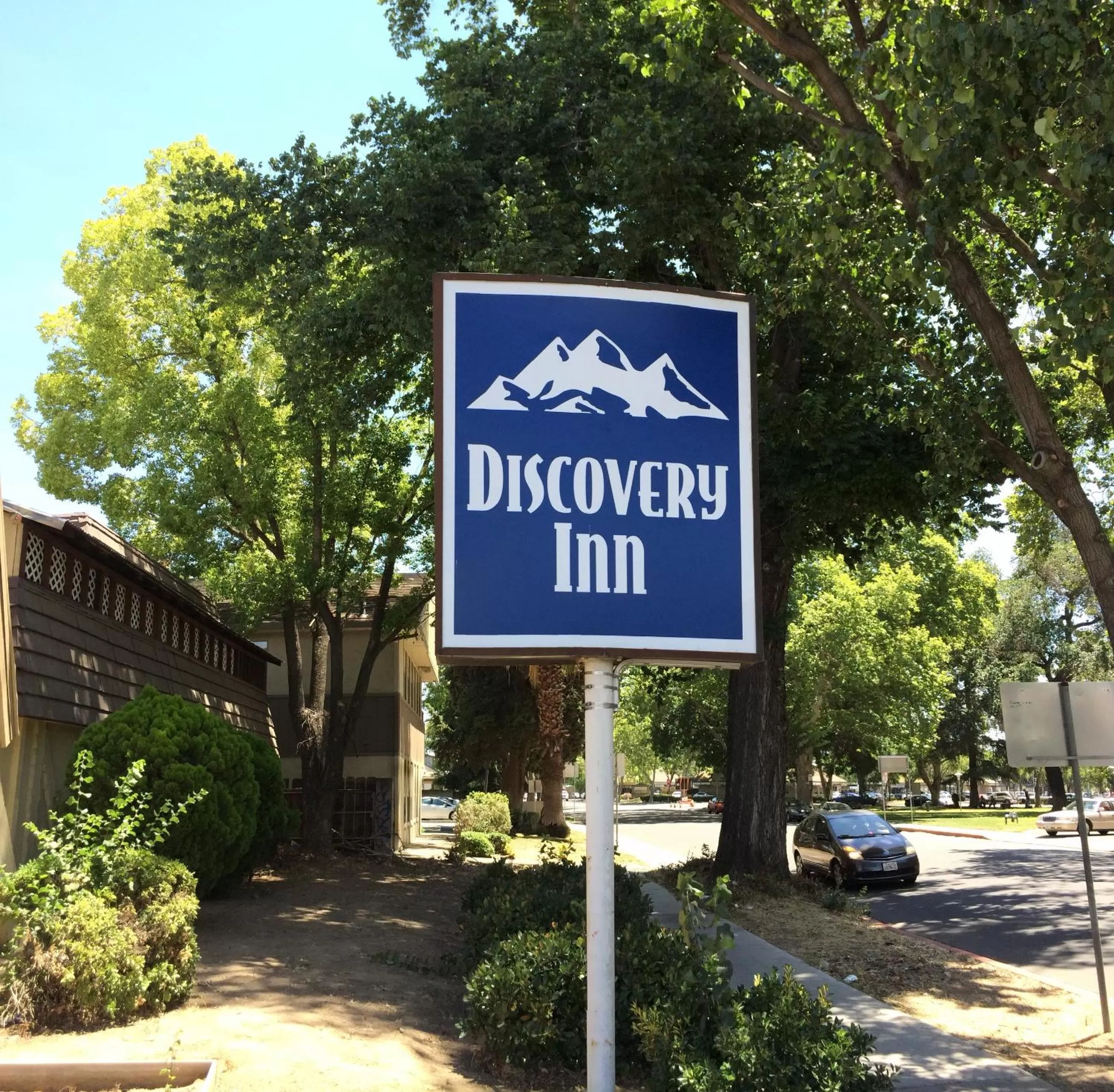 Property logo or sign in Discovery Inn