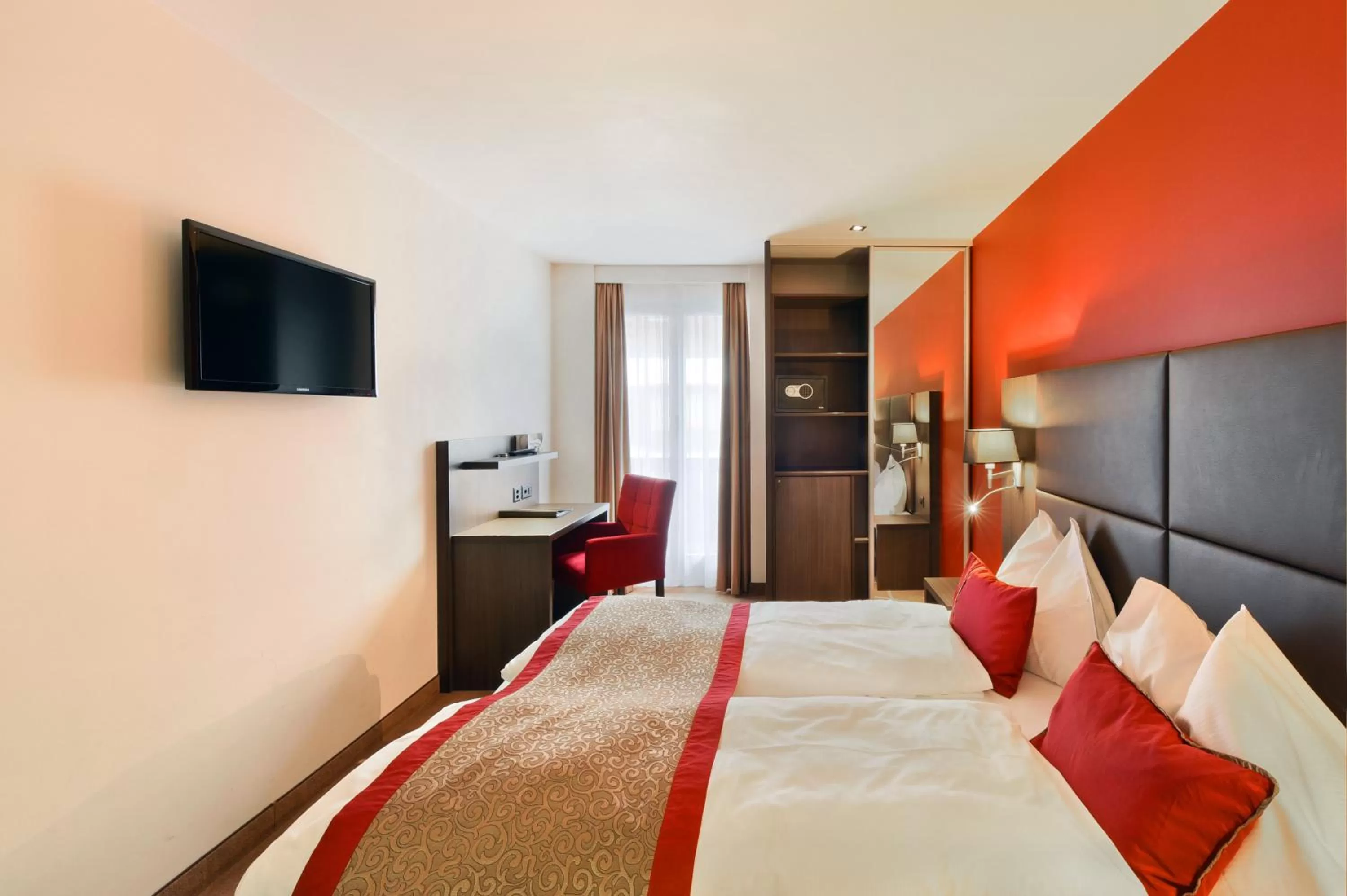 Photo of the whole room, Bed in Hotel Central