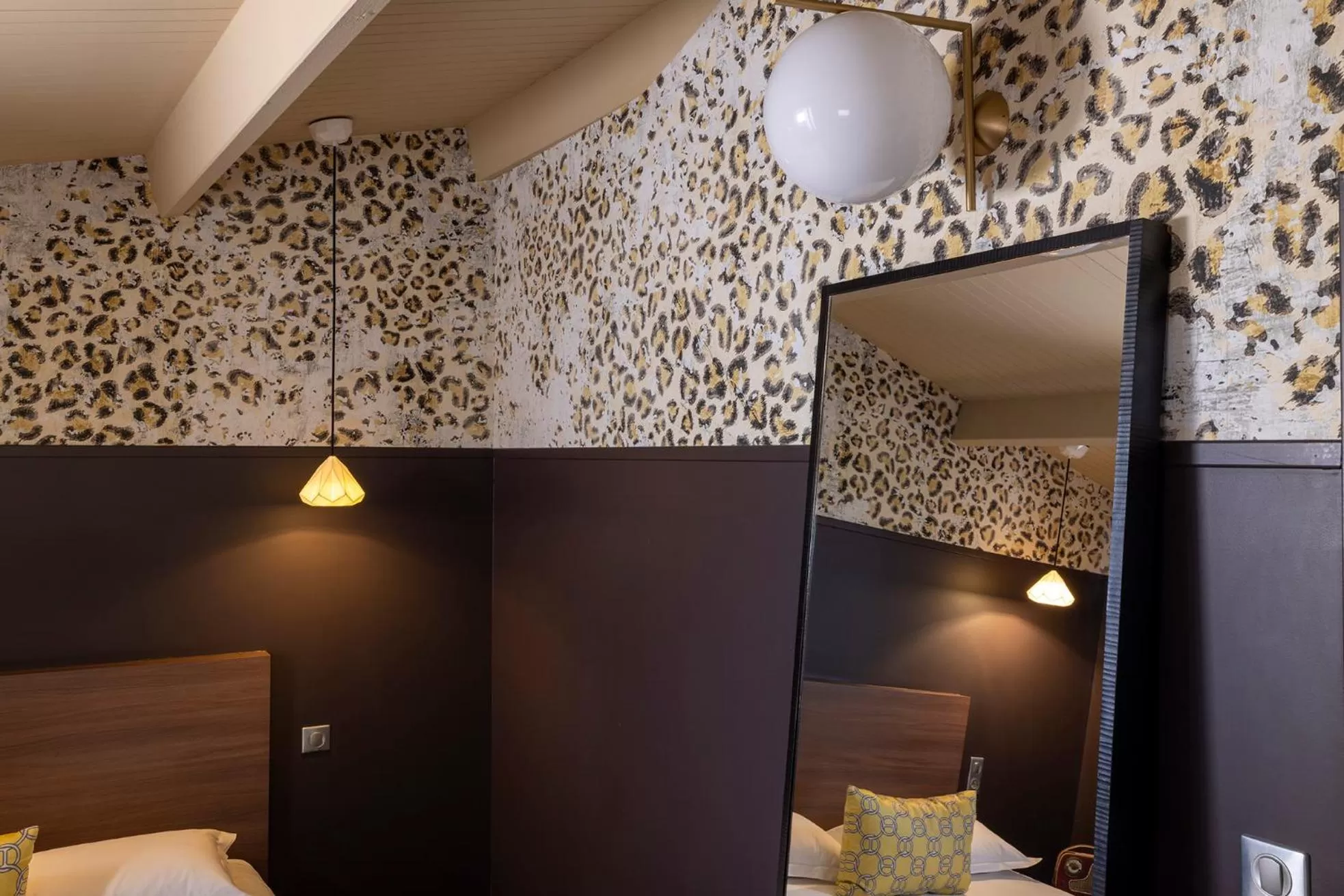 Photo of the whole room, Bed in LHotel - face au château - boutique hôtel et séminaires