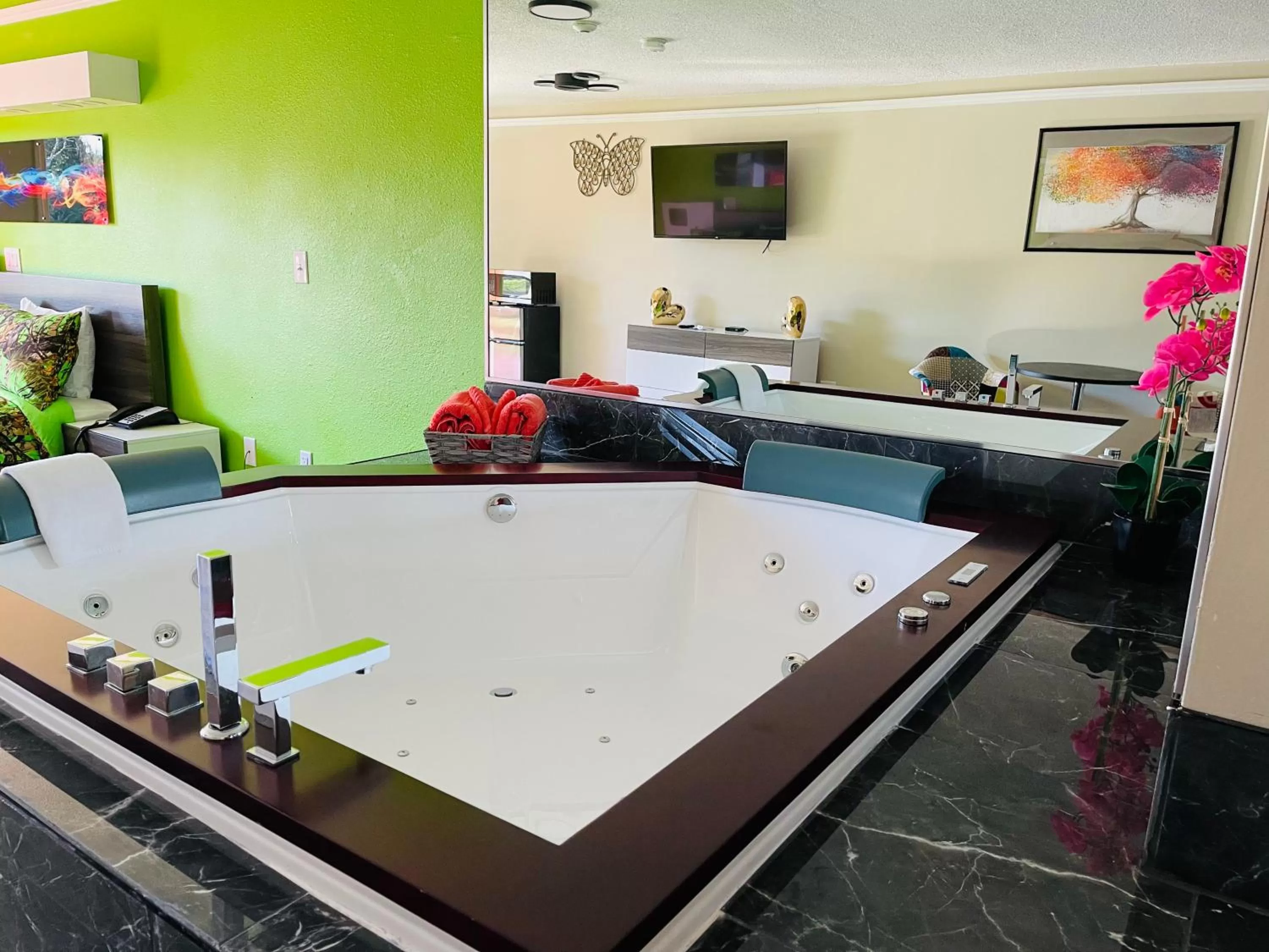 Hot Tub in Classic Motor Lodge Providence - West Greenwich