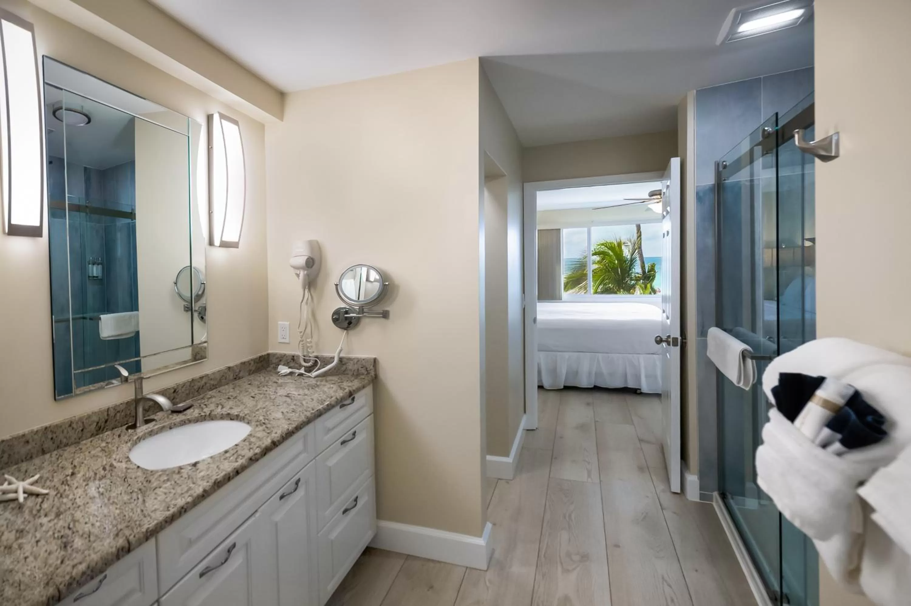 Bathroom, Bed in Cedar Cove Resort & Cottages