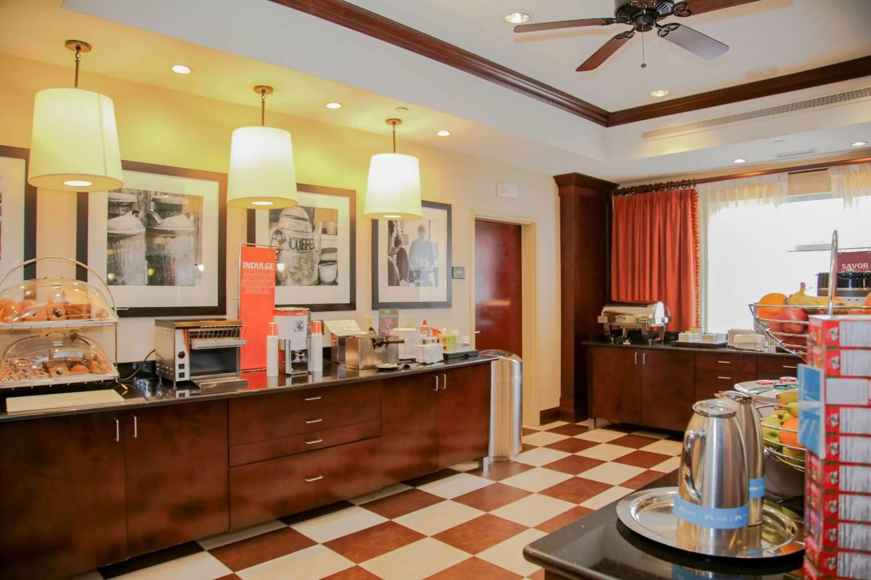 Dining area in Hampton Inn Matamoras