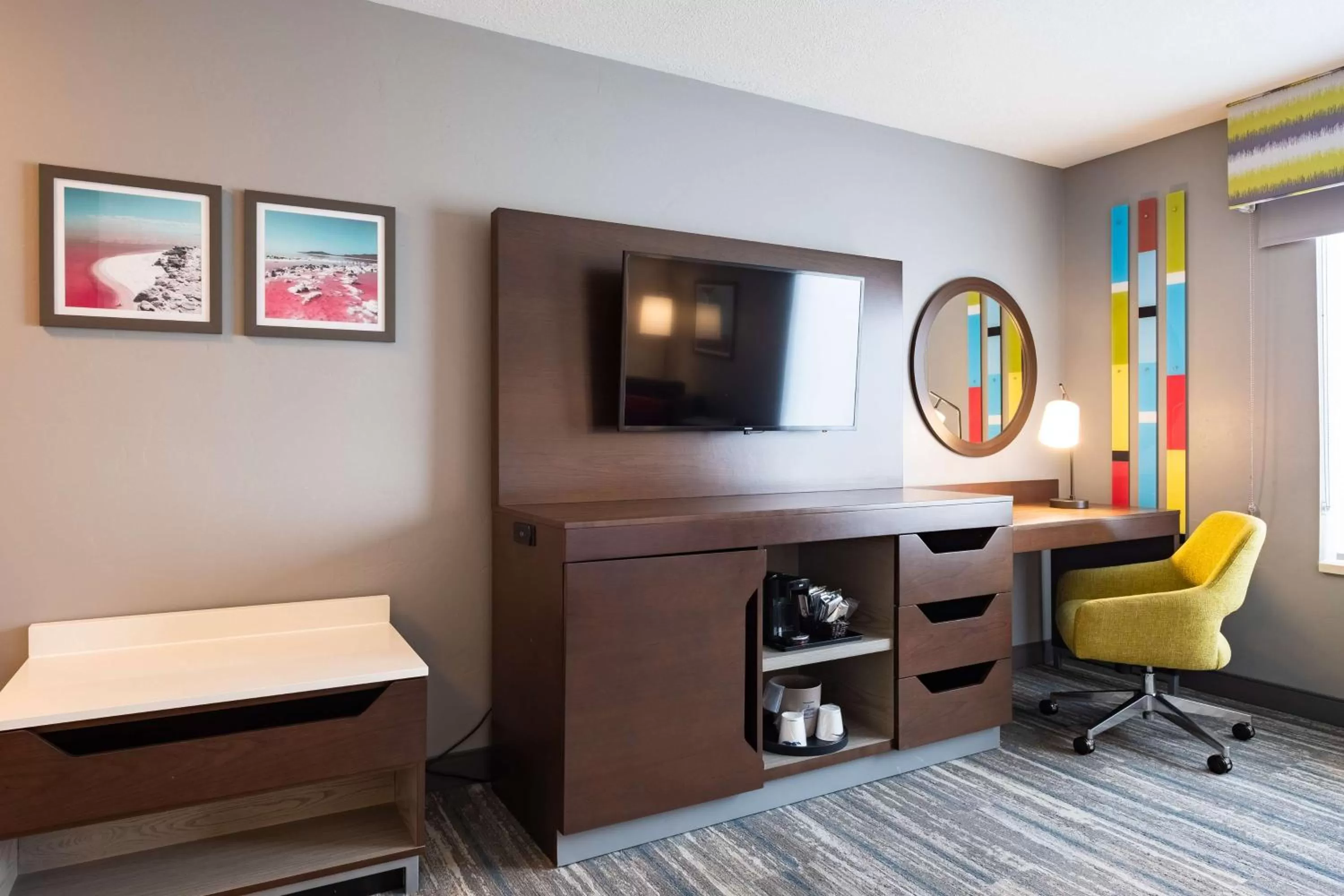 Bedroom in Hampton Inn & Suites Salt Lake City Airport