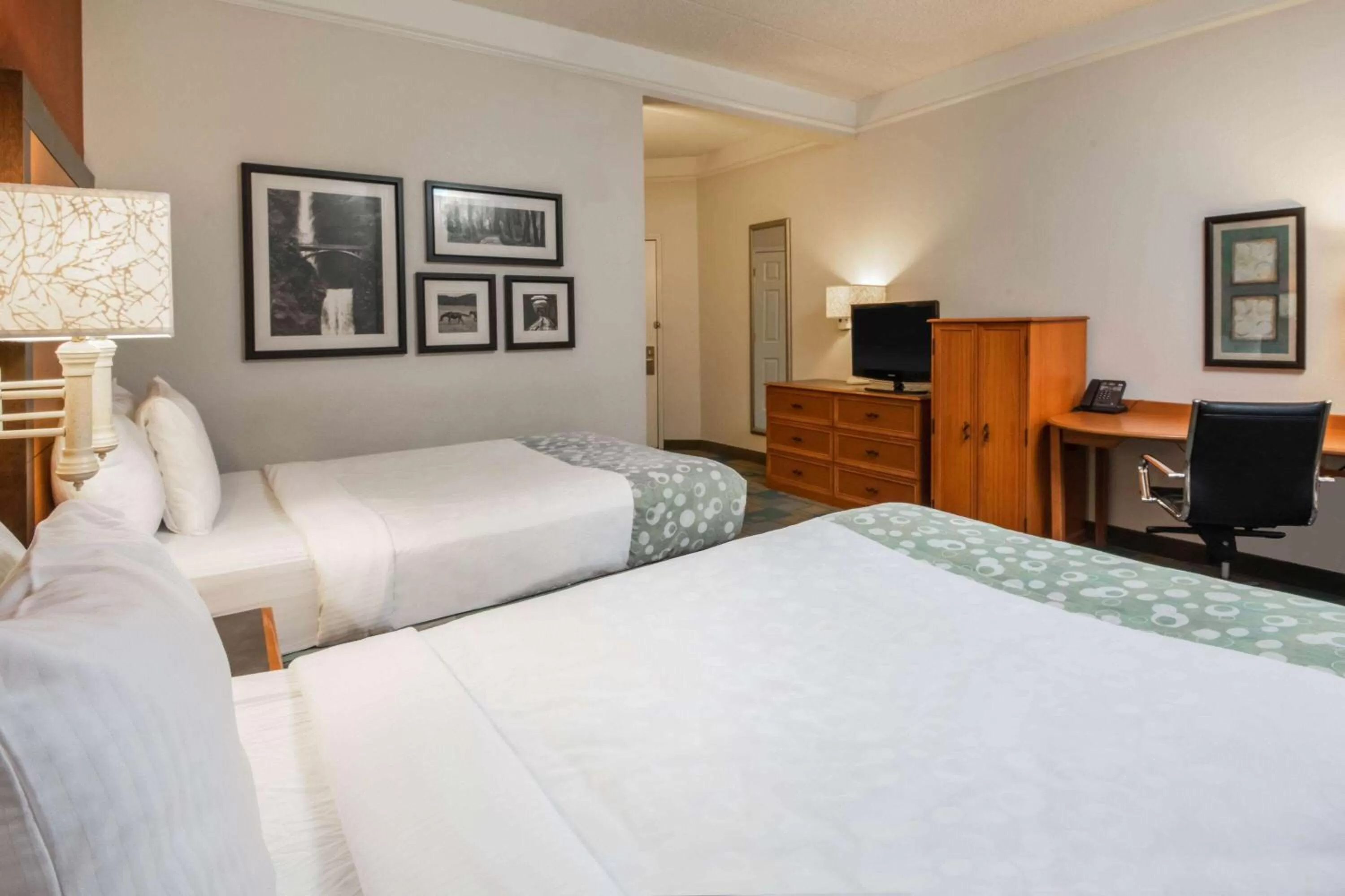 Photo of the whole room, Bed in La Quinta by Wyndham Colorado Springs South Airport