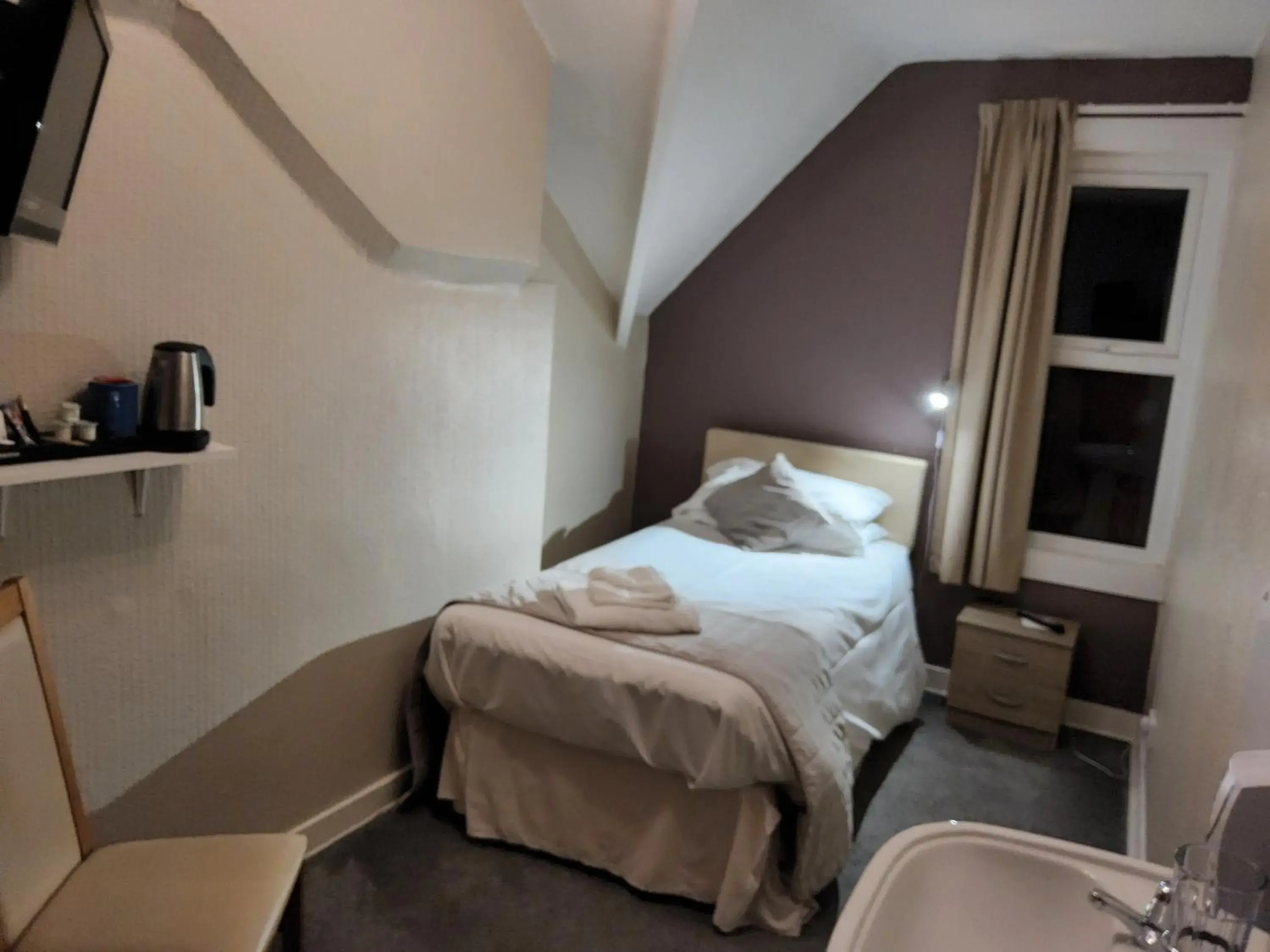 Single Room with Shared Bathroom - single occupancy in The Avenue Hotel Single Room with Shared Bathroom - single occupancy in The Avenue Hotel