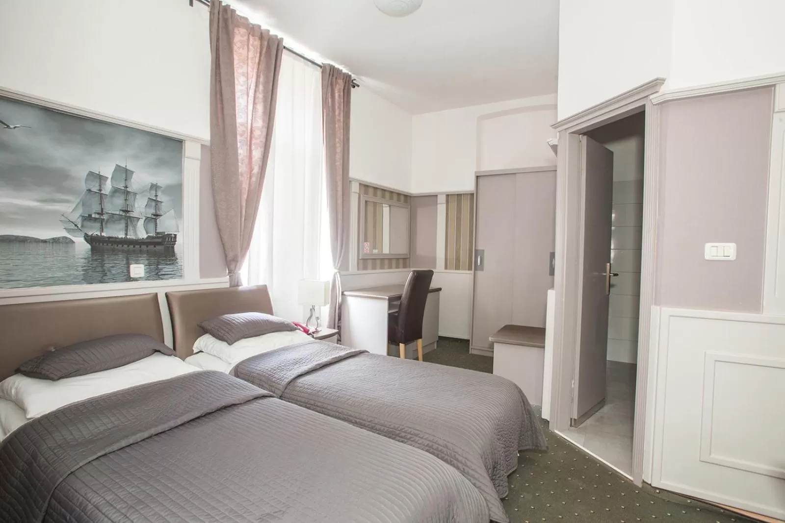 Shower, Bed in Hotel Galija