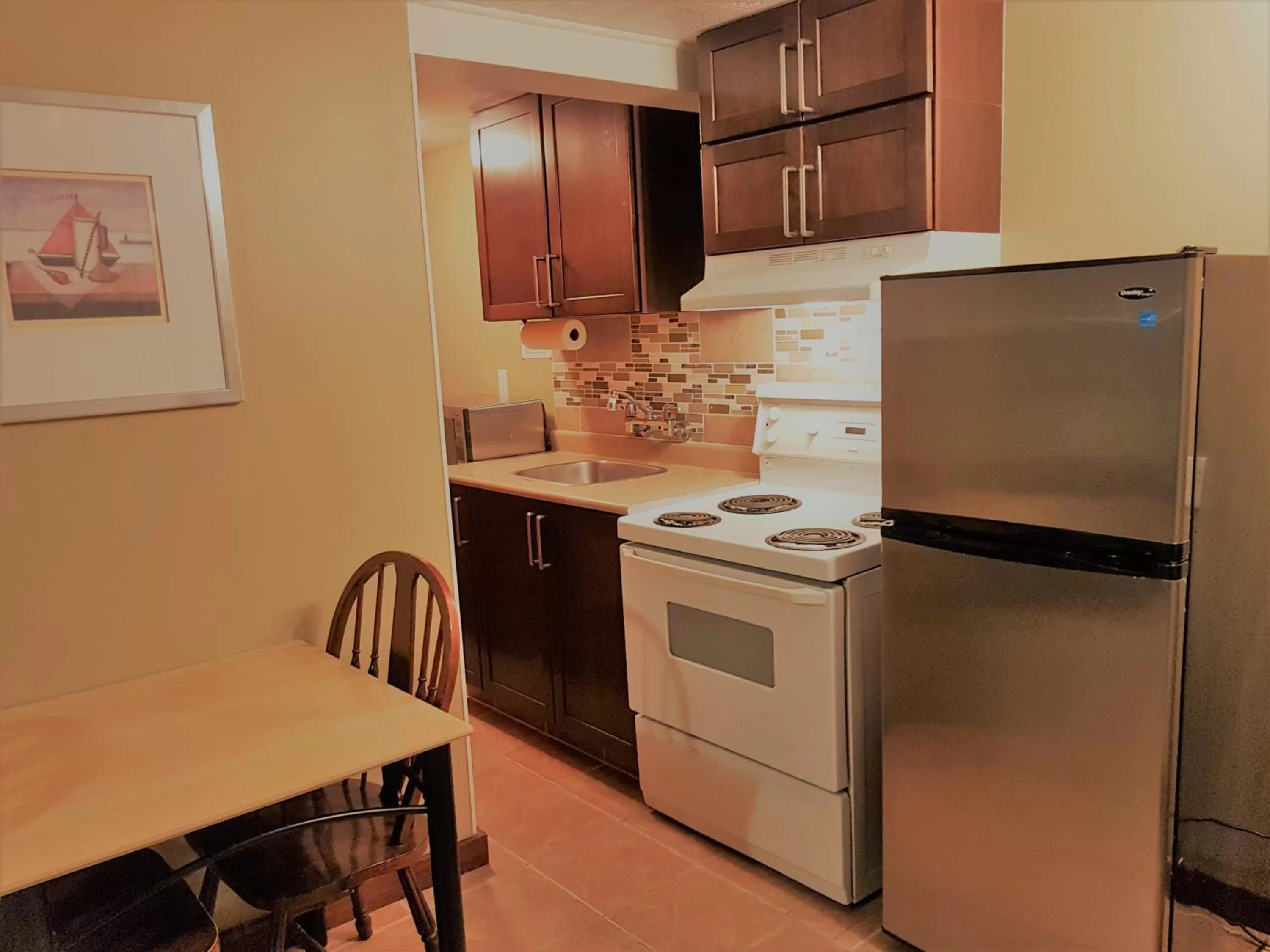 Kitchen or kitchenette, Kitchen/Kitchenette in Malahat Bungalows Motel