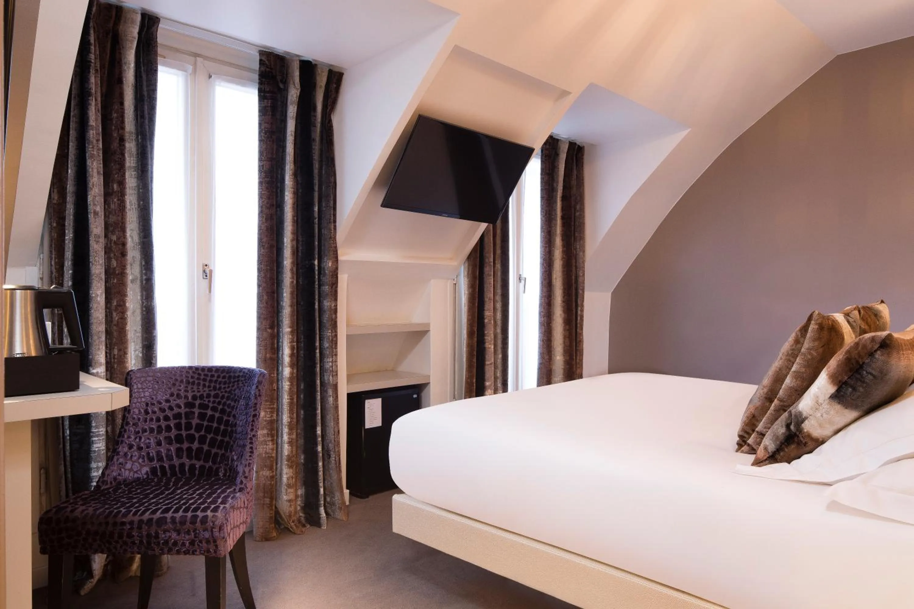 Photo of the whole room, Bed in Hôtel Jacques de Molay - Fitness & Sauna