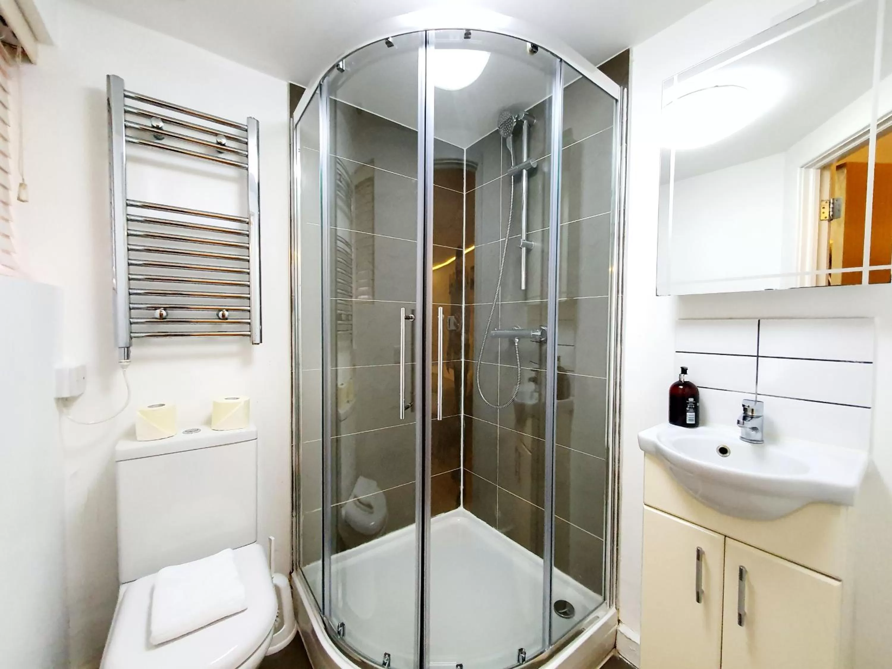 Shower in London Stay Apartments
