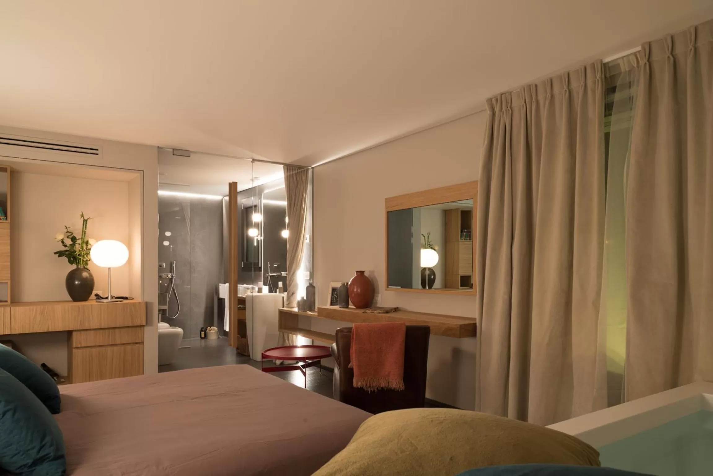 Shower, Bed in Locanda Black and White Sondrio