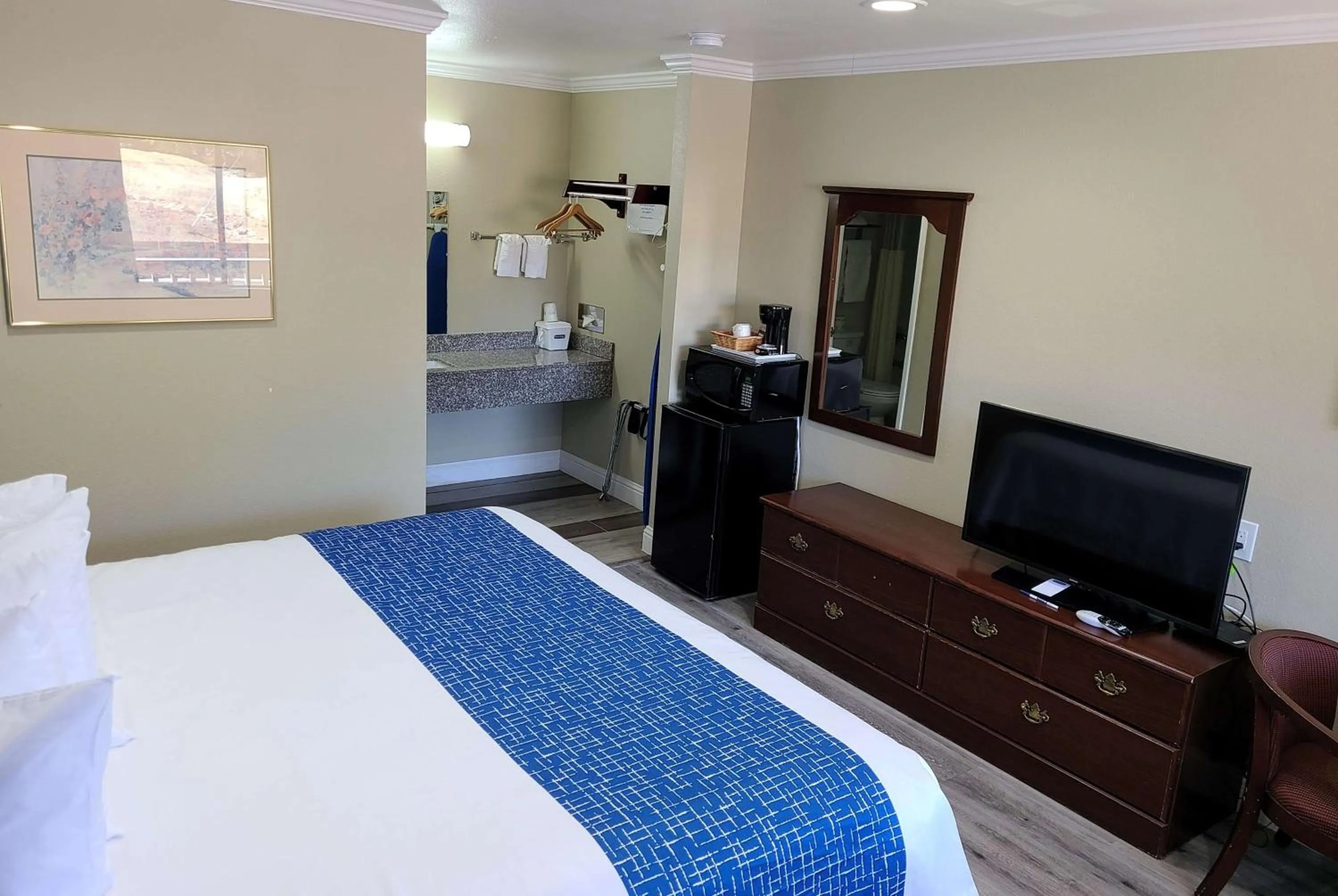 Photo of the whole room, Bed in Travelodge by Wyndham Clearlake