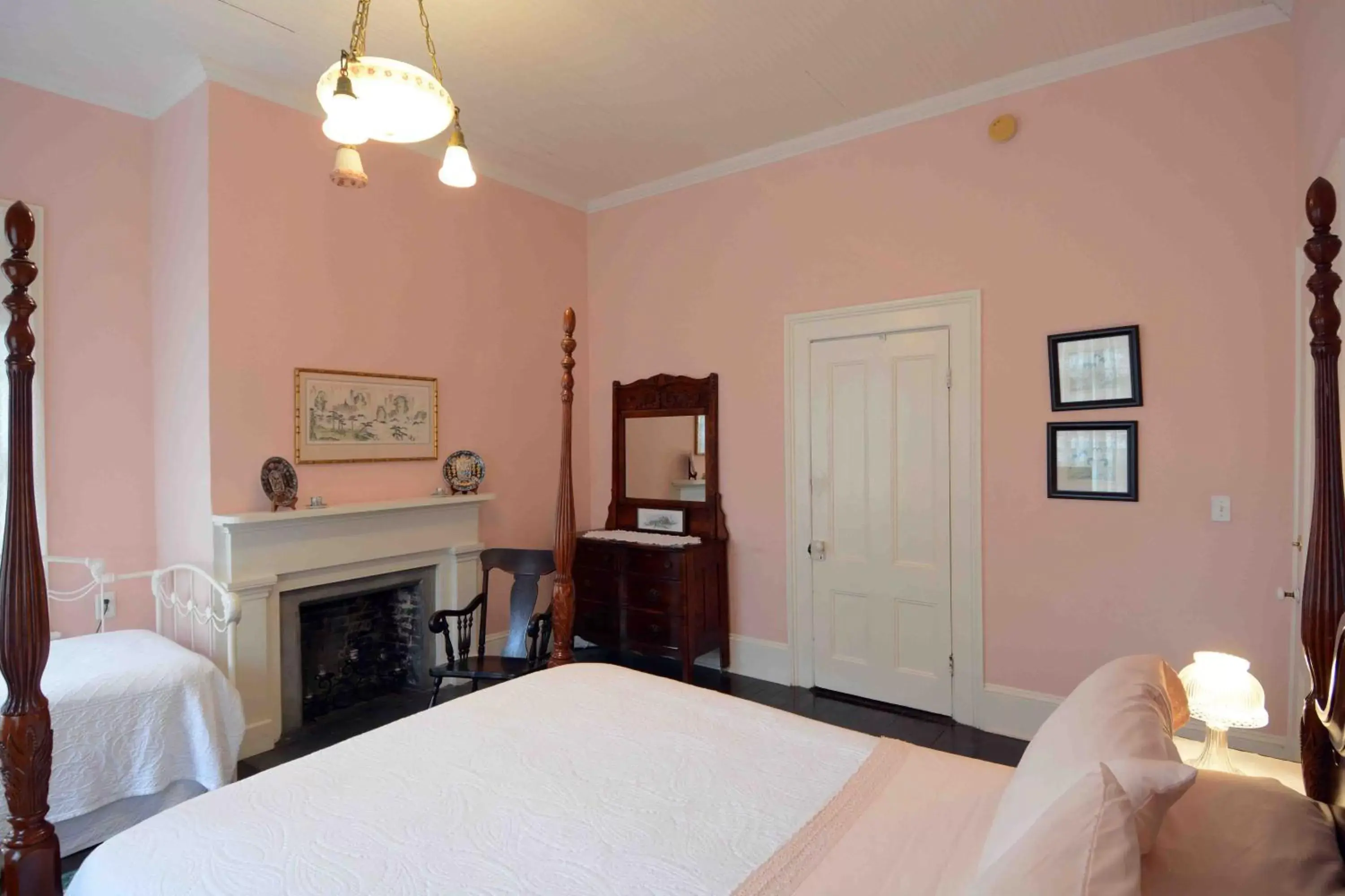 Classic Quadruple Room in 1872 Denham Inn Classic Quadruple Room in 1872 Denham Inn