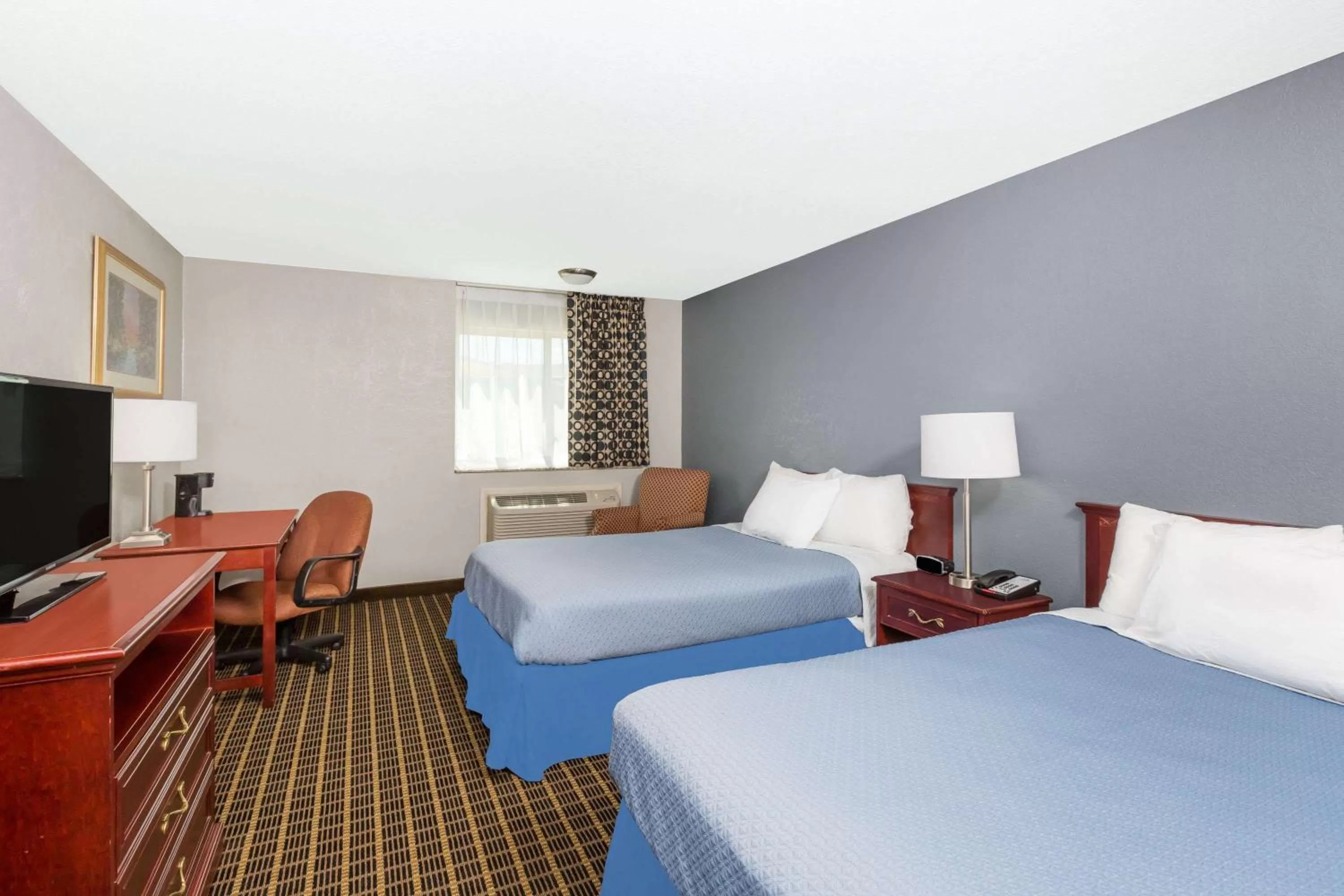 Photo of the whole room, Bed in Days Inn by Wyndham Clive - West Des Moines