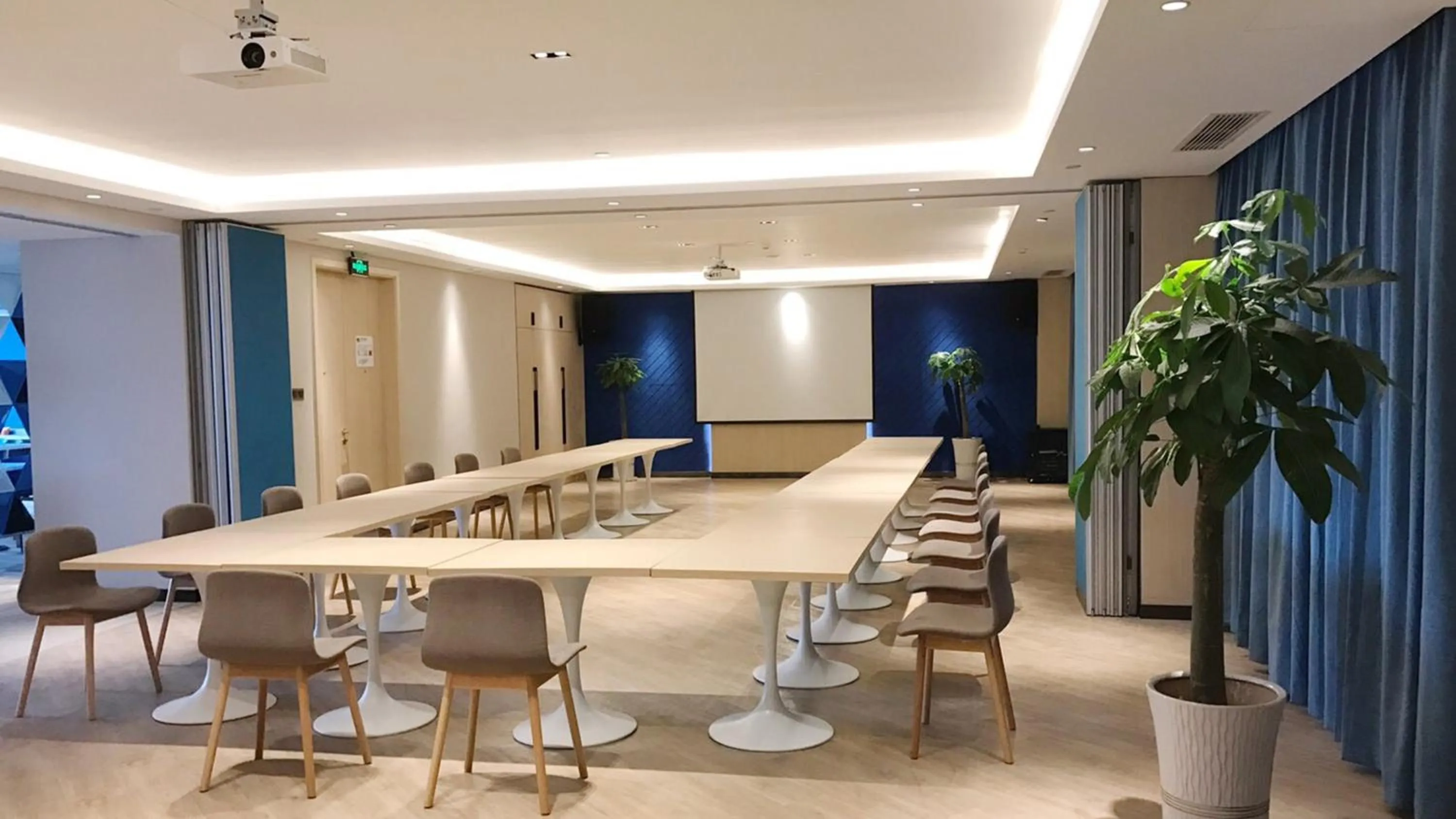 Meeting/conference room in Holiday Inn Express Shijiazhuang High-tech Zone by IHG