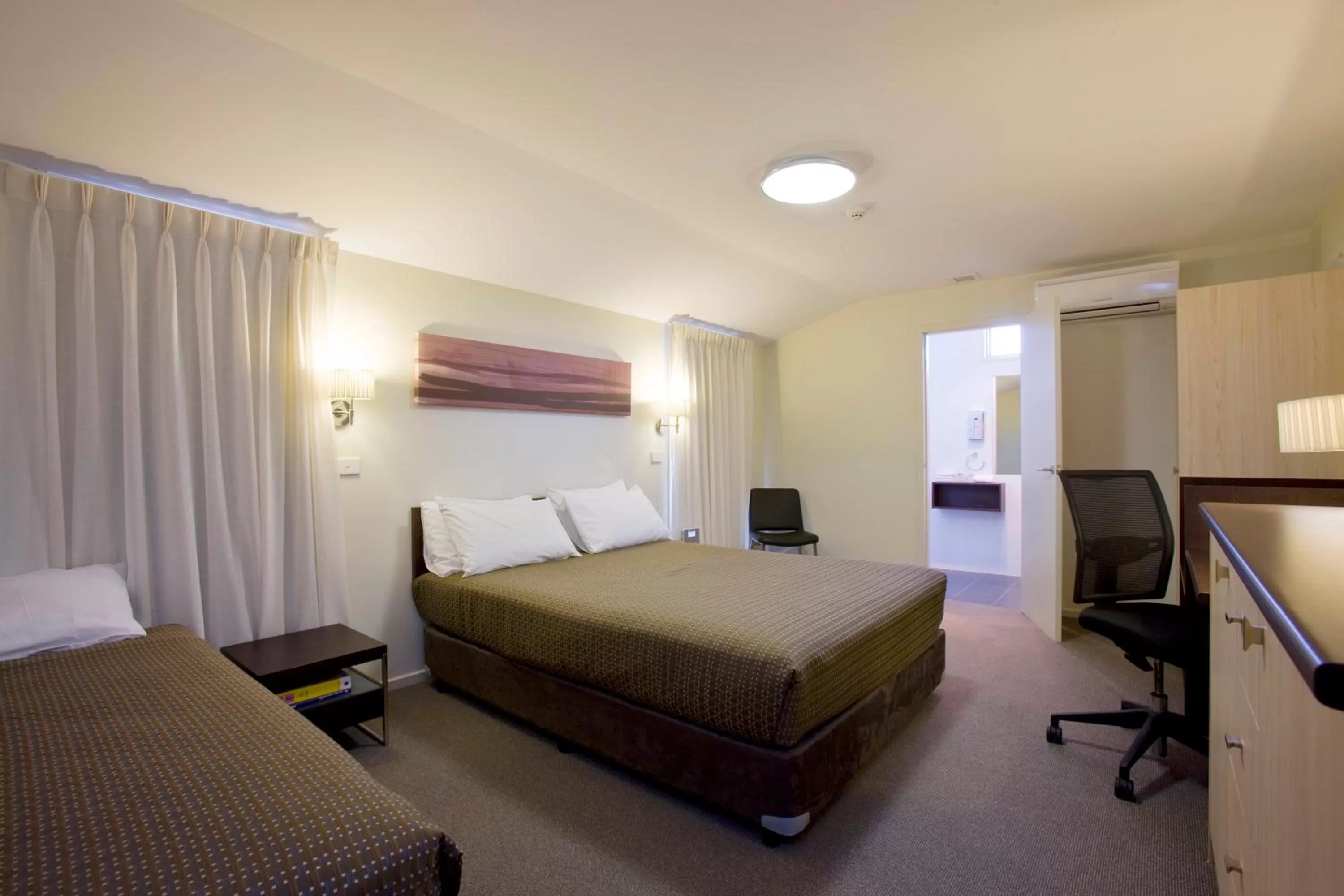 Photo of the whole room, Bed in Tall Trees Ainslie Motel