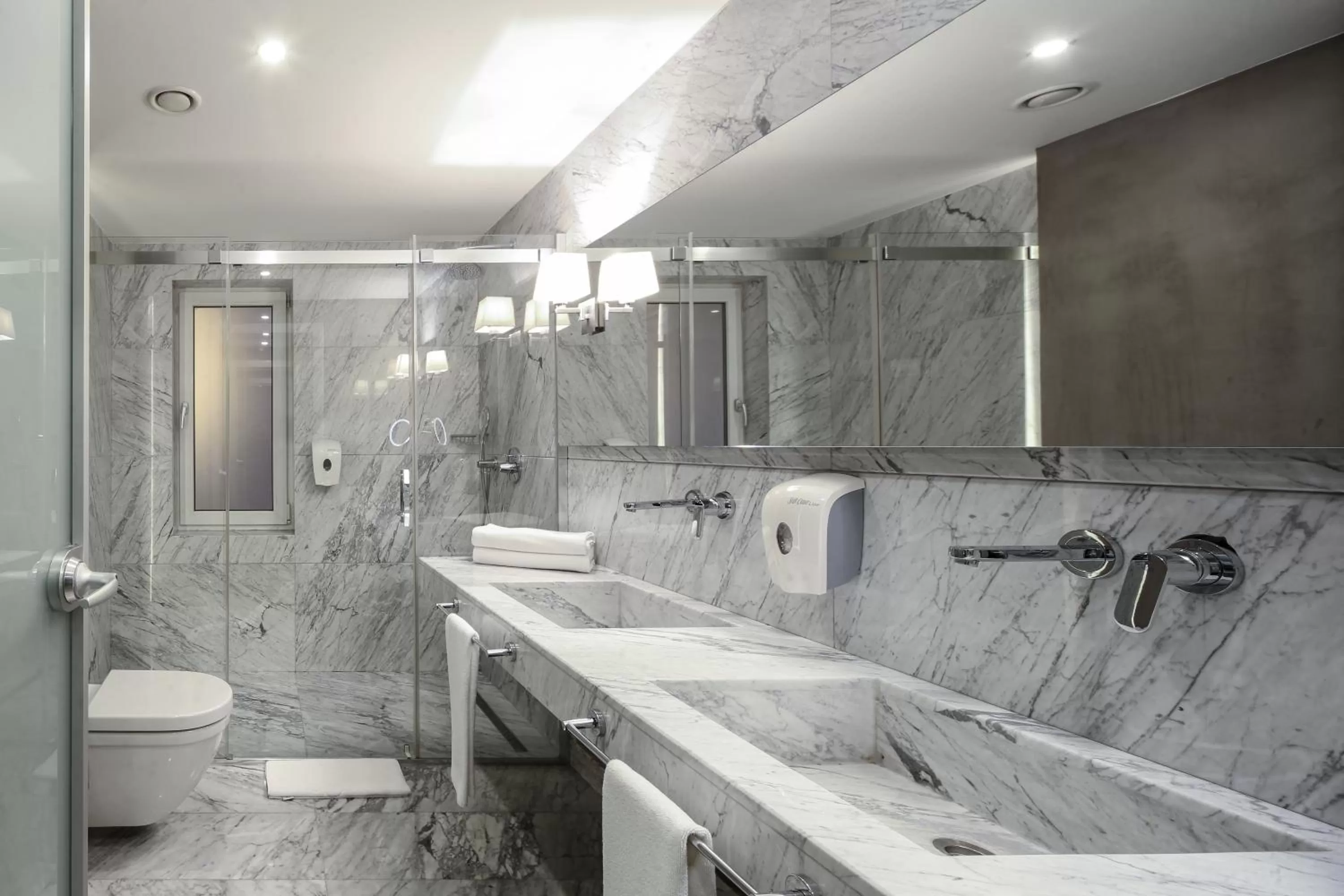 Shower in The Gate Ataşehir Finance Centre