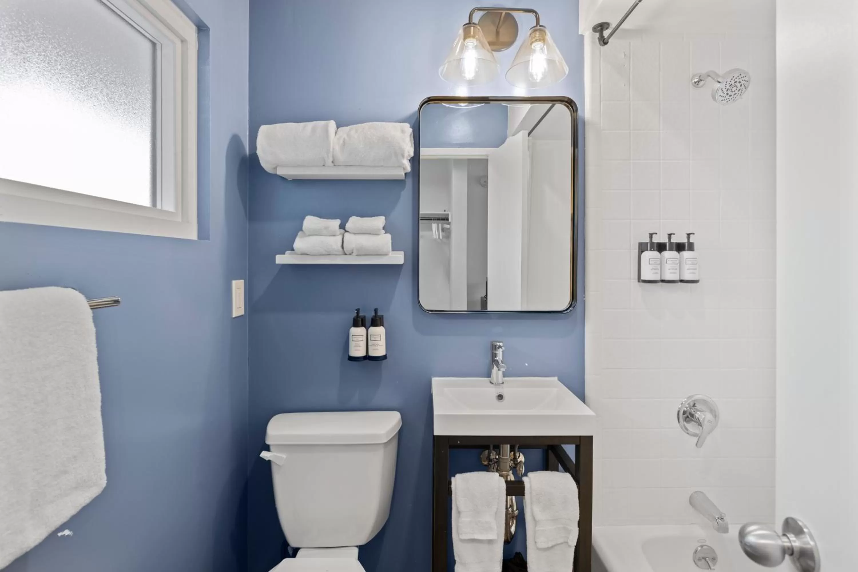 Bathroom in Sea Harbor Hotel - San Diego