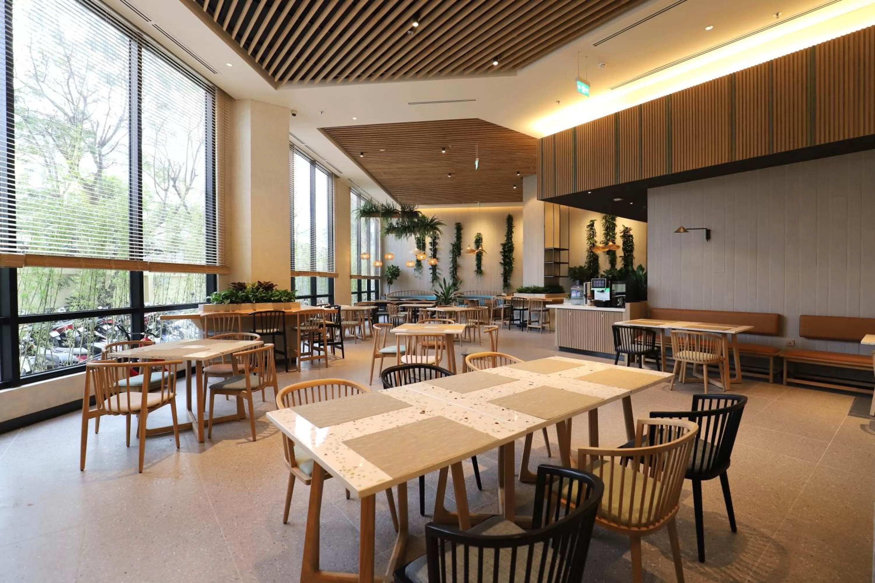 Restaurant/places to eat in Melia Hanoi