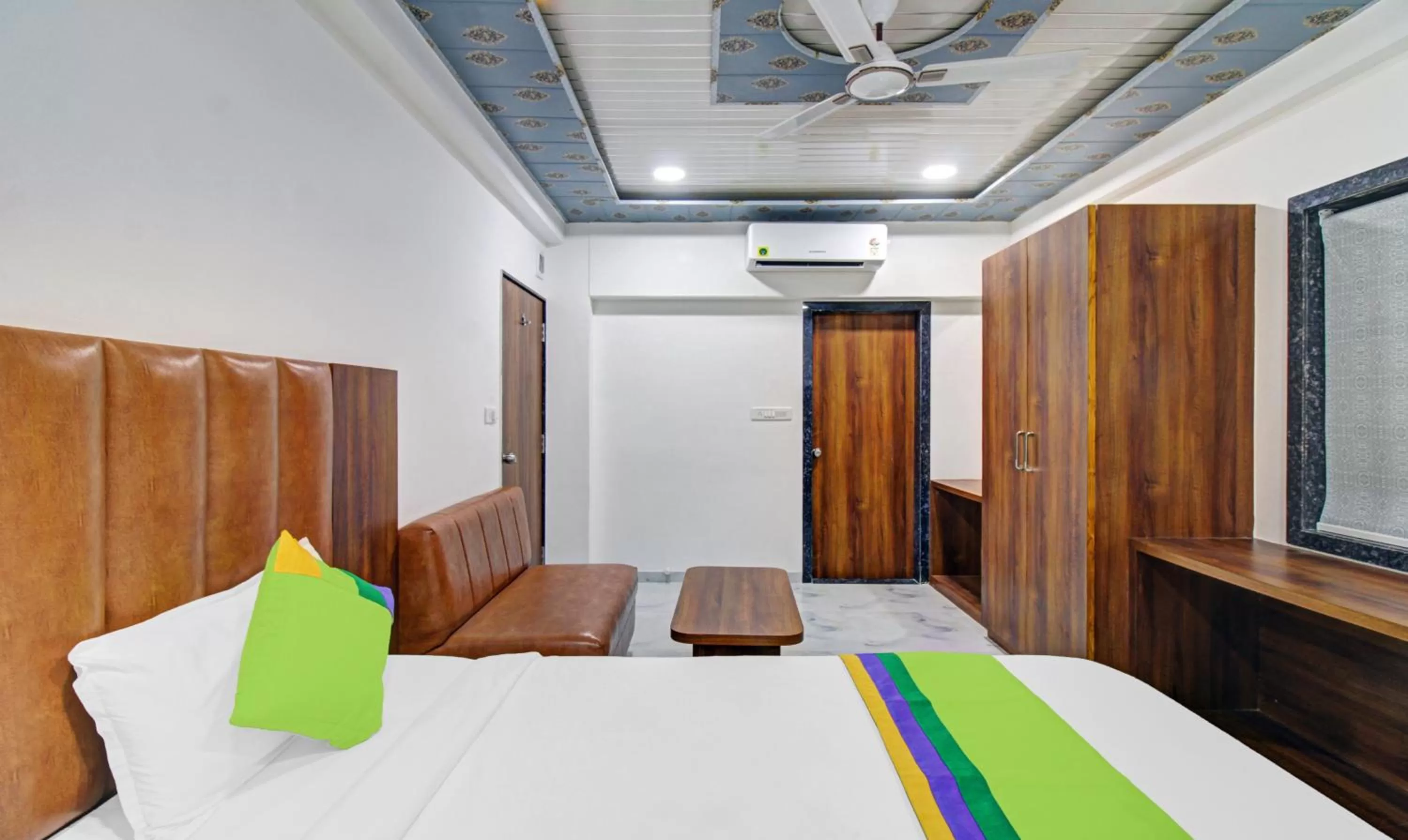 Bedroom, Bed in Treebo Hotel Rk Inn, Railway Station