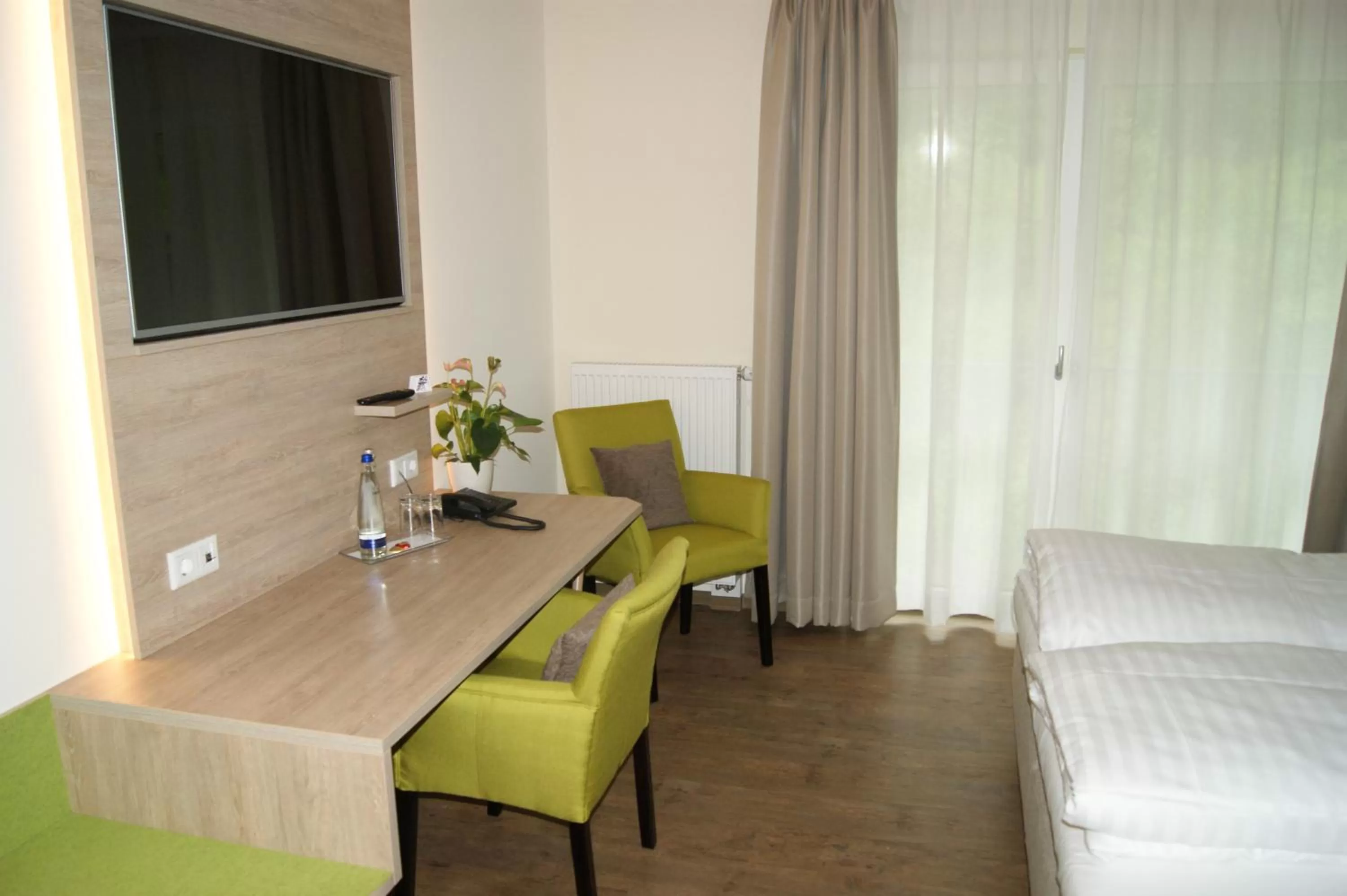 Seating area, Bed in Hotel Restaurant Muckensee