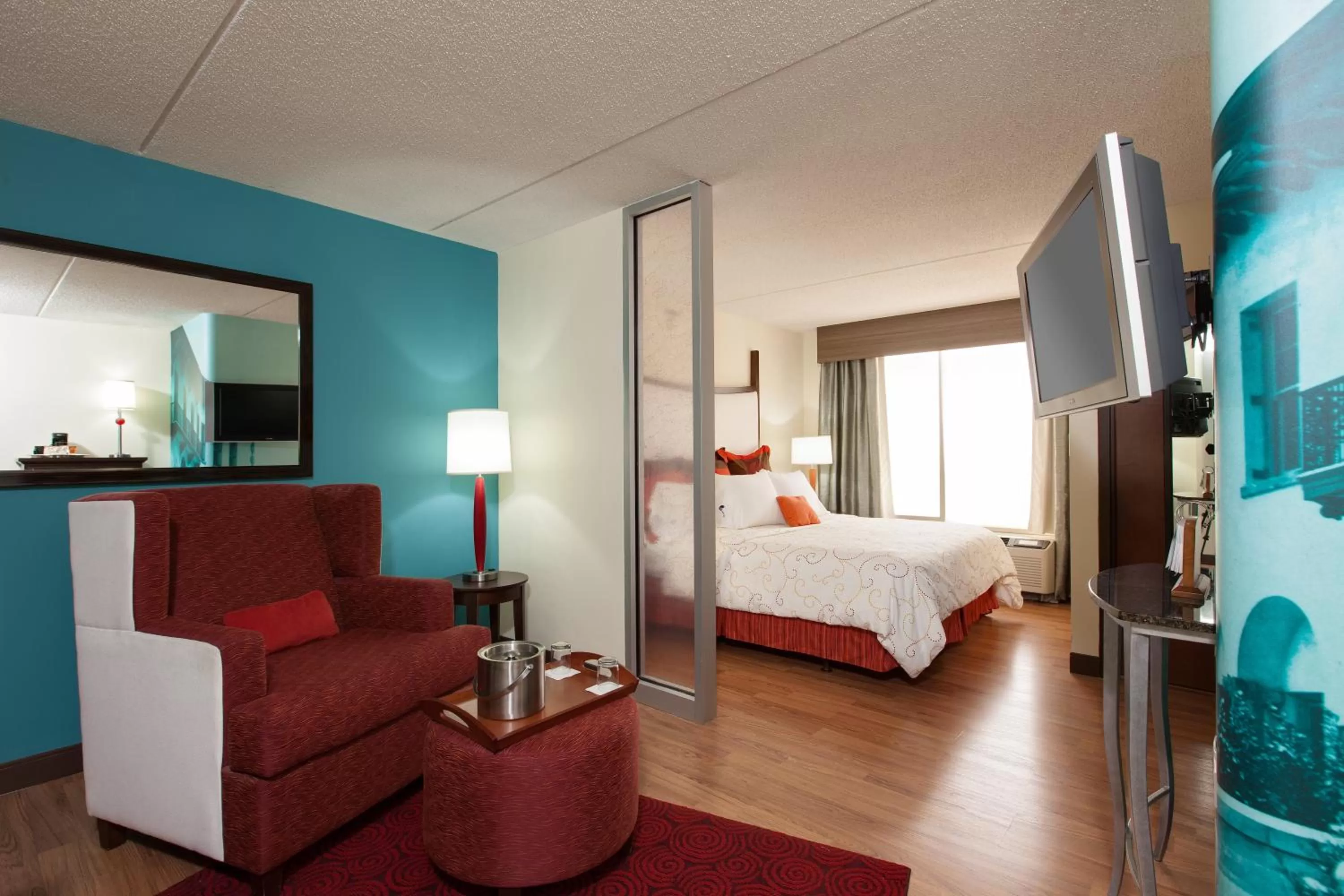 Photo of the whole room, Bed in Hotel Indigo Chicago - Vernon Hills by IHG