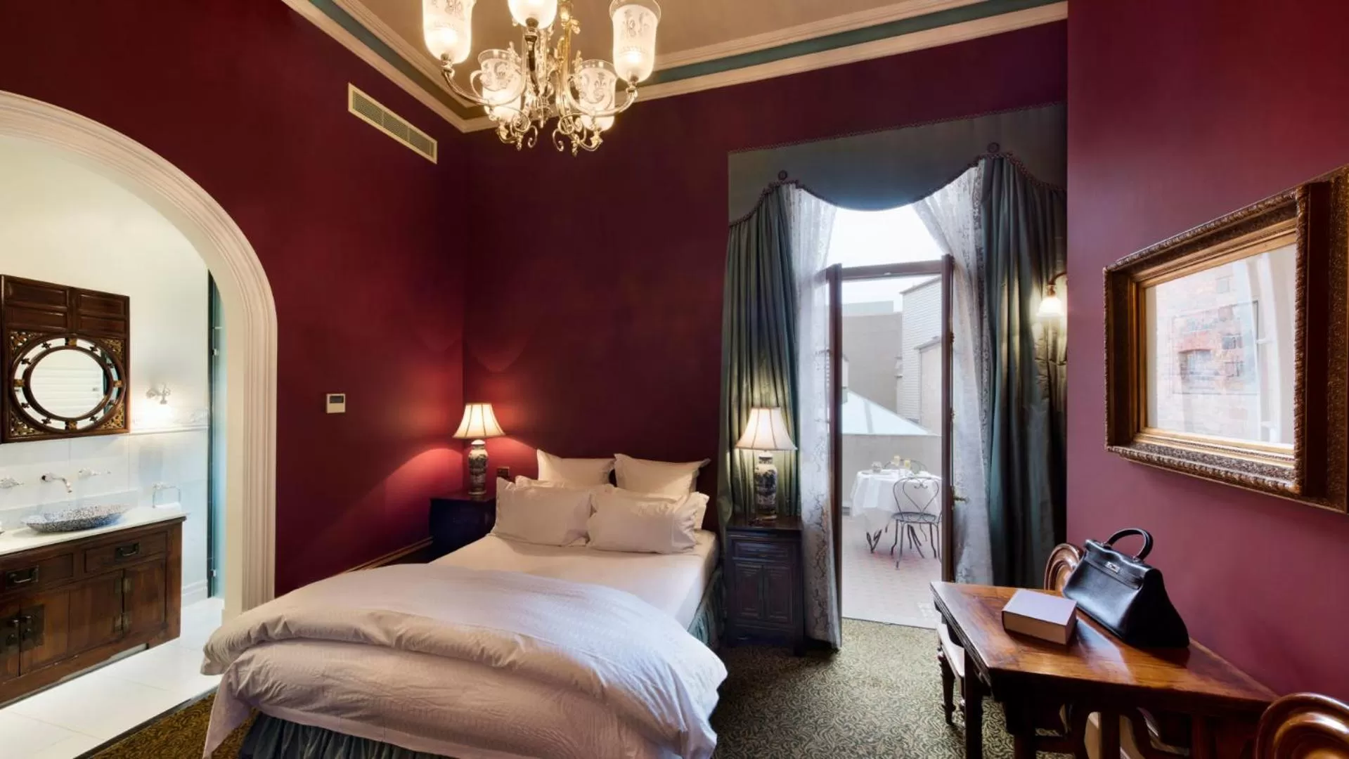 Bed in Craig's Royal Hotel