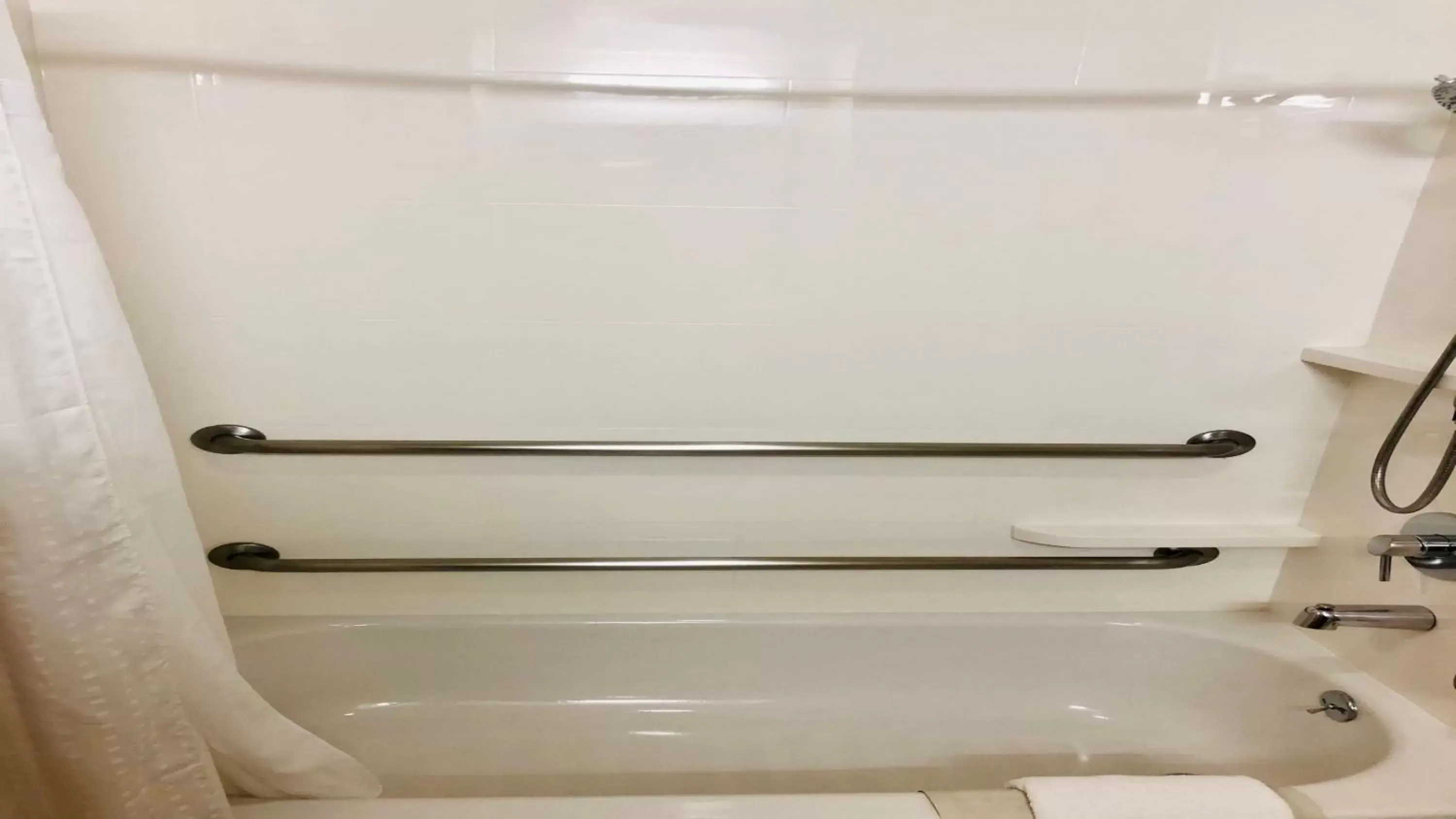 Queen Suite with Two Queen Beds Hearing Accessible Bathtub - Non-Smoking in Holiday Inn Express Berkeley by IHG Queen Suite with Two Queen Beds Hearing Accessible Bathtub - Non-Smoking in Holiday Inn Express Berkeley by IHG