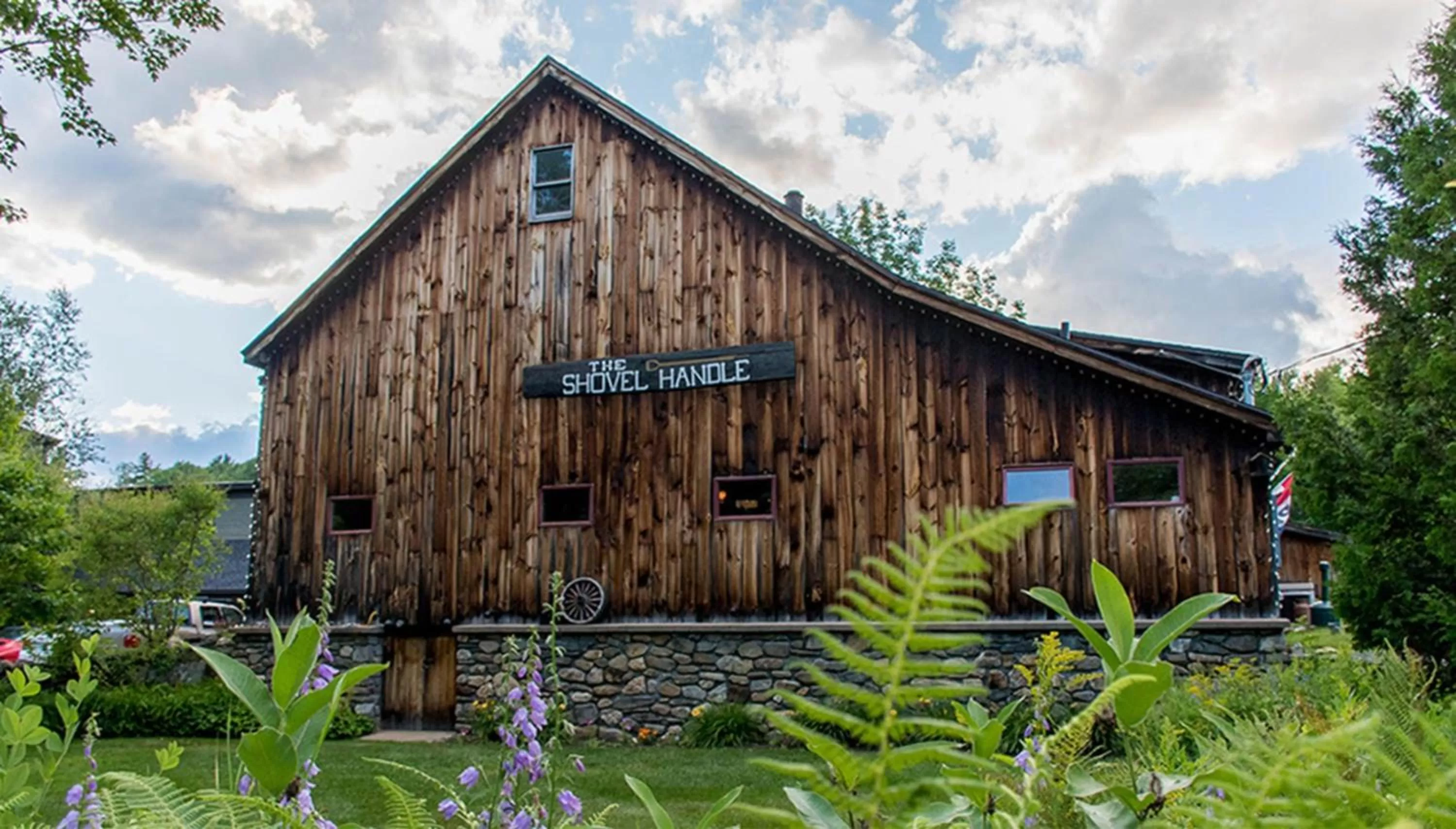Lounge or bar in Whitneys Inn at Black Mountain