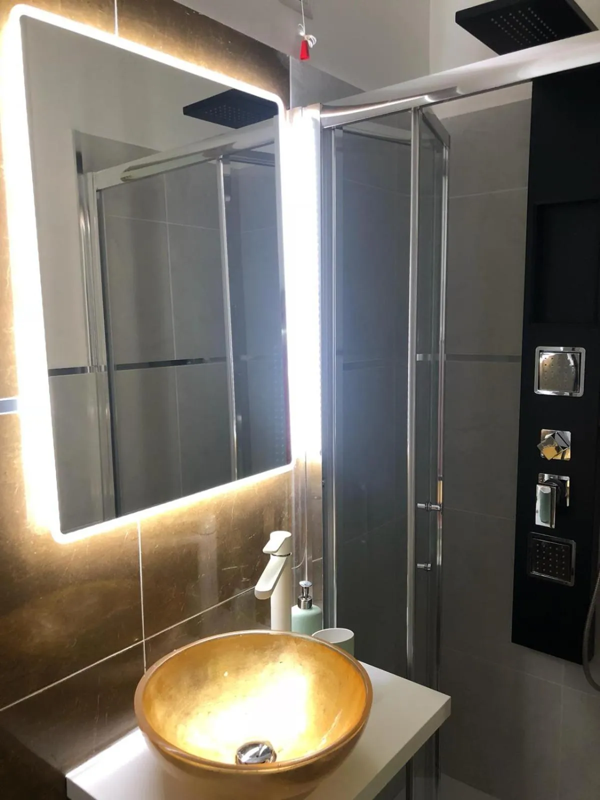 Bathroom in The Place In Rome Guest House