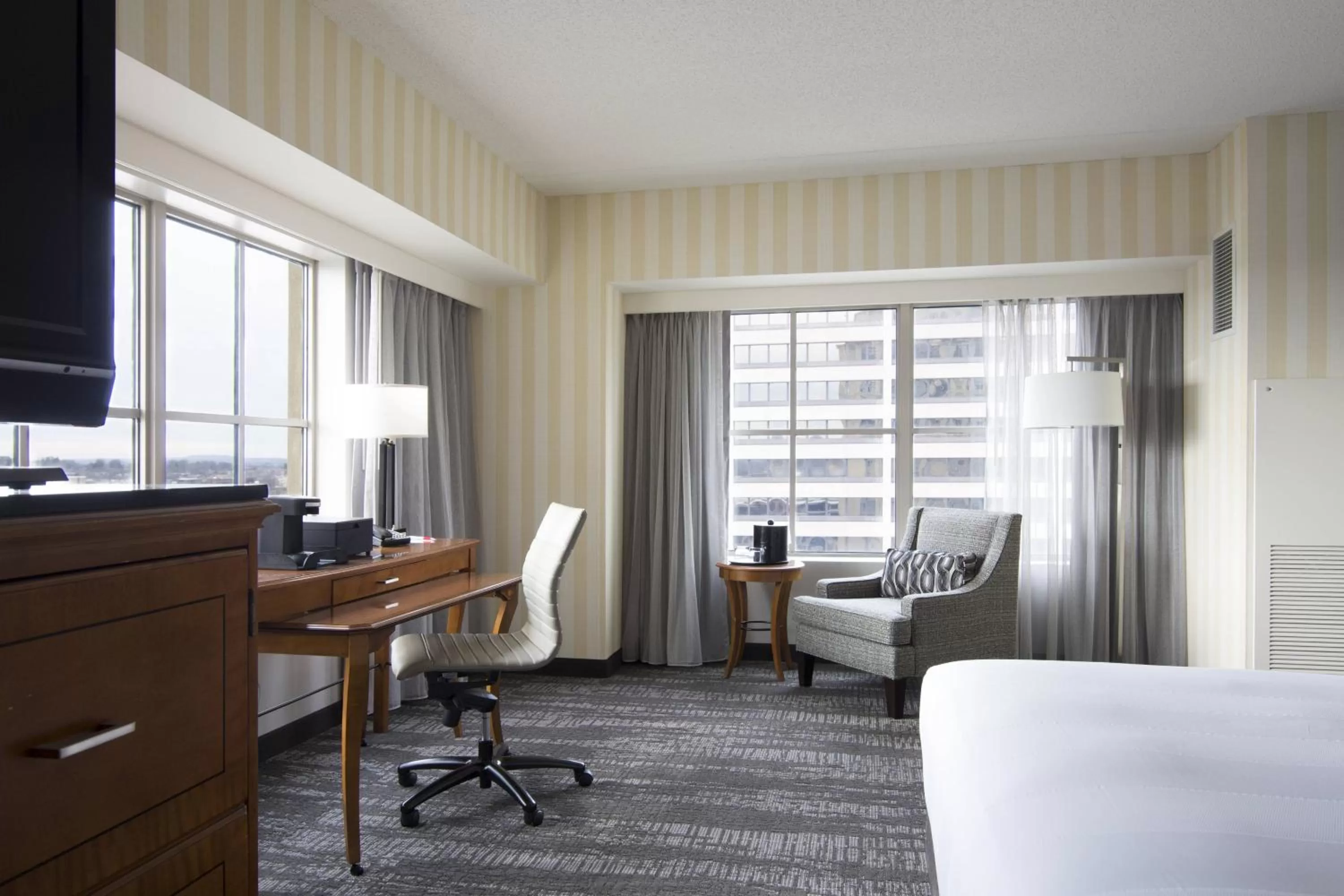 Photo of the whole room, Bed in Hartford Marriott Downtown